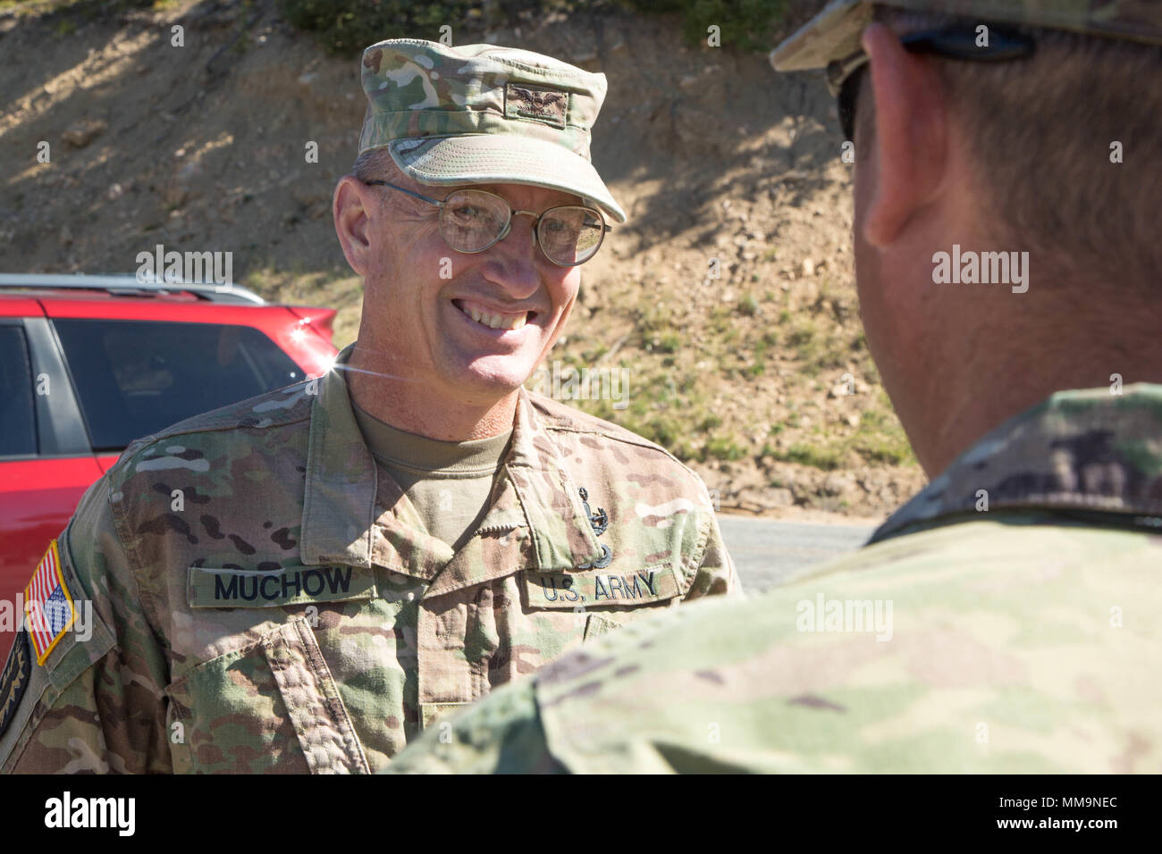 Us-Armee Oberst Marty Muchow, 20. Chemische, biologische, nukleare, Sprengstoffe (CBRNE) Befehl zugeordnet, spricht mit einem Soldaten während Prominente Jagd in Santa Fe, New Mexico, Sept. 21, 2017. Die Prominente Jagd Übung bringt in Bundes-, Landes- und lokalen Agenturen der 20 CBRNE zu validieren, als Teil des Nationalen Technischen nuklearen Forensik (NTNF) Sammlung Task Force (GCTF). (U.S. Armee Foto von Pfc. Katelyn Seltsam) Stockfoto