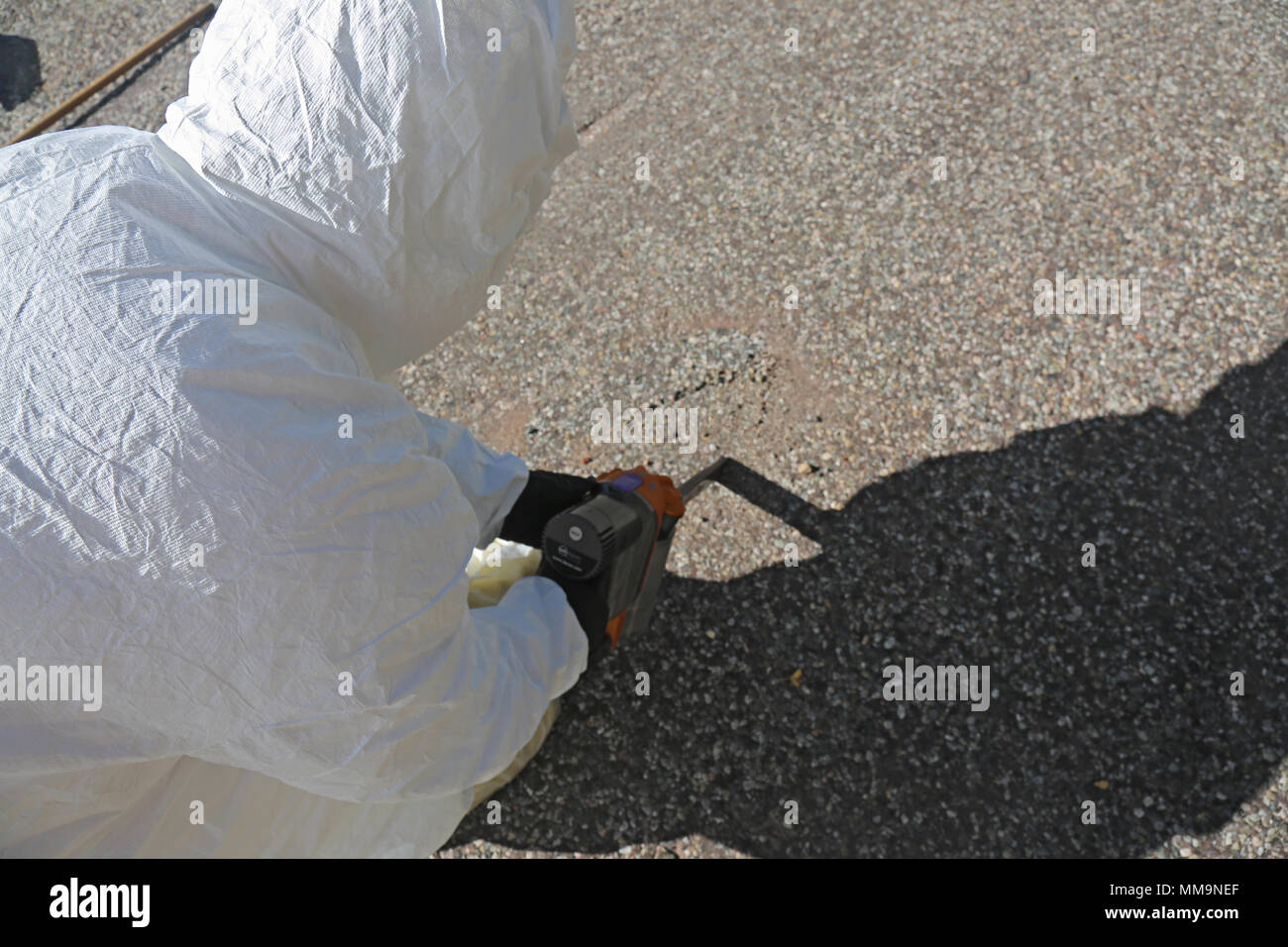 Us-Armee Sgt. Rosina Scott zum 20. Chemische, biologische, nukleare, Sprengstoffe (CBRNE) Befehl zugewiesen, sammeln Boden base Proben in der Nähe von simulierten Detonation in Santa Fe, New Mexico, Sept. 21, 2017. Die Prominente Jagd Übung bringt in Bundes-, Landes- und lokalen Agenturen zu validieren 20 CBRNE-Befehl als Teil des Nationalen Technischen nuklearen Forensik (NTNF) Sammlung Task Force (GCTF). (U.S. Armee Foto von Sgt. Nelson Rodriguez) Stockfoto