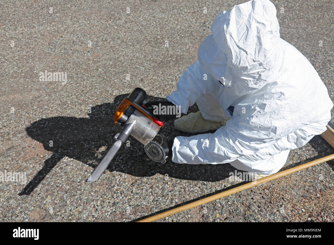 Us-Armee Sgt. Rosina Scott zum 20. Chemische, biologische, nukleare, Sprengstoffe (CBRNE) Befehl, speichert Boden base Proben in der Nähe von simulierten Detonation in Santa Fe, New Mexico, Sept. 21, 2017 zugeordnet. Die Prominente Jagd Übung bringt in Bundes-, Landes- und lokalen Agenturen zu validieren 20 CBRNE-Befehl als Teil des Nationalen Technischen nuklearen Forensik (NTNF) Sammlung Task Force (GCTF). (U.S. Armee Foto von Sgt. Nelson Rodriguez) Stockfoto