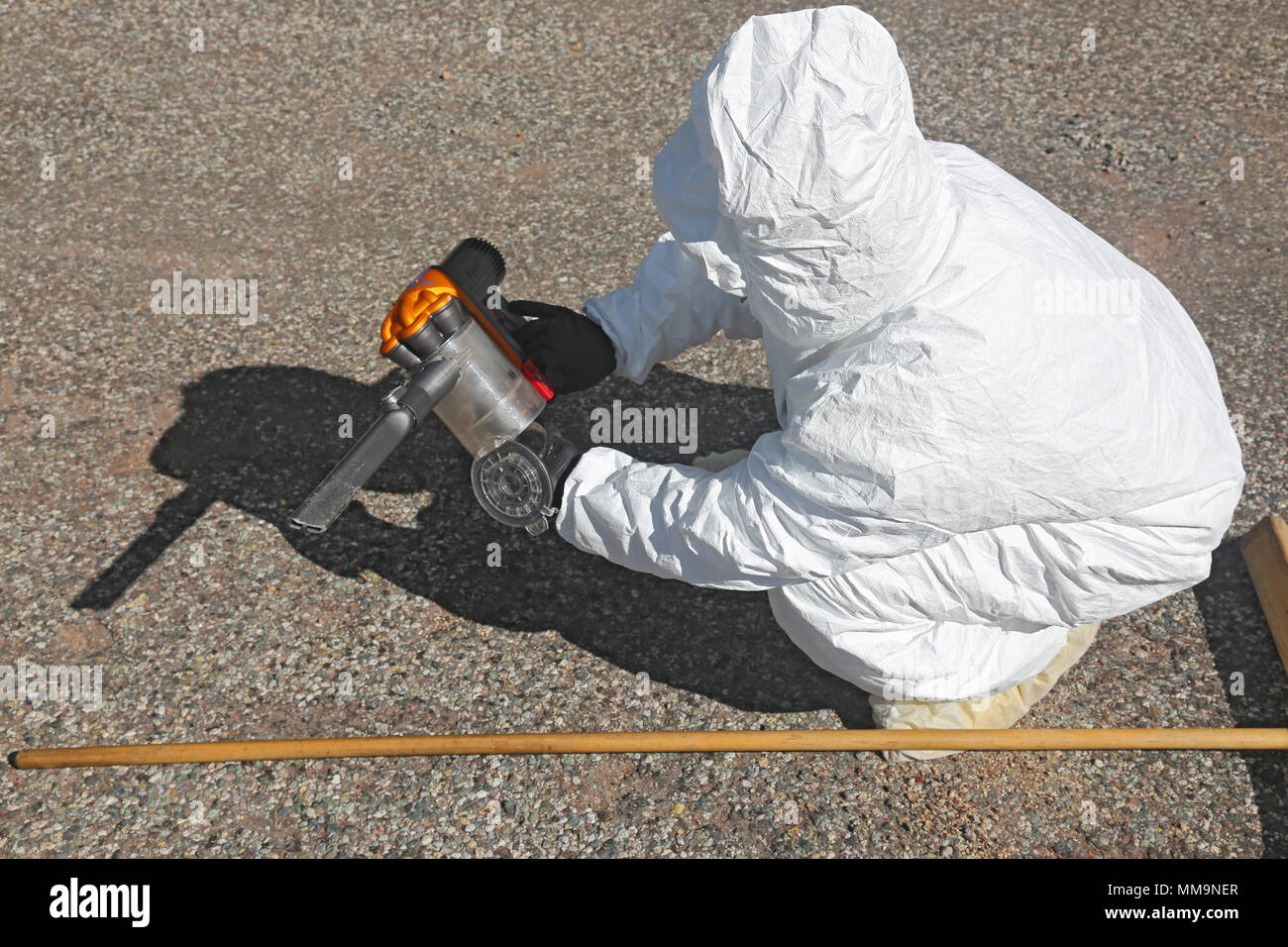 Us-Armee Sgt. Rosina Scott zum 20. Chemische, biologische, nukleare, Sprengstoffe (CBRNE) Befehl, speichert Boden base Proben in der Nähe von simulierten Detonation in Santa Fe, New Mexico, Sept. 21, 2017 zugeordnet. Die Prominente Jagd Übung bringt in Bundes-, Landes- und lokalen Agenturen zu validieren 20 CBRNE-Befehl als Teil des Nationalen Technischen nuklearen Forensik (NTNF) Sammlung Task Force (GCTF). (U.S. Armee Foto von Sgt. Nelson Rodriguez) Stockfoto