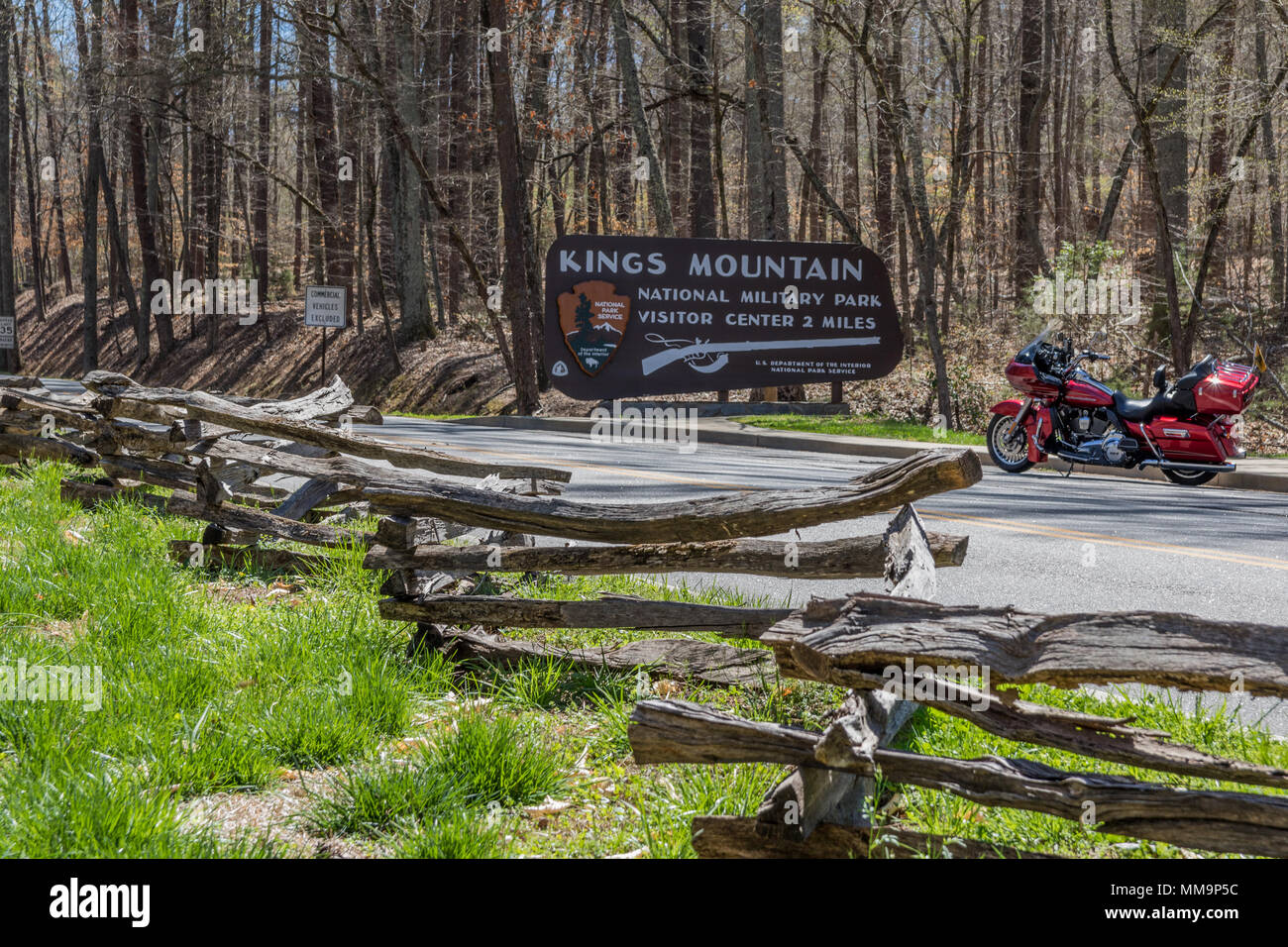 Könige MTN. NATIONAL MILITARY PARK, Blacksburg, SC, USA --APRIL 1: Ein Motorrad ist über einen Split gesehen-Schiene Zaun, neben dem Eingang zum Kings Mtn. Stockfoto