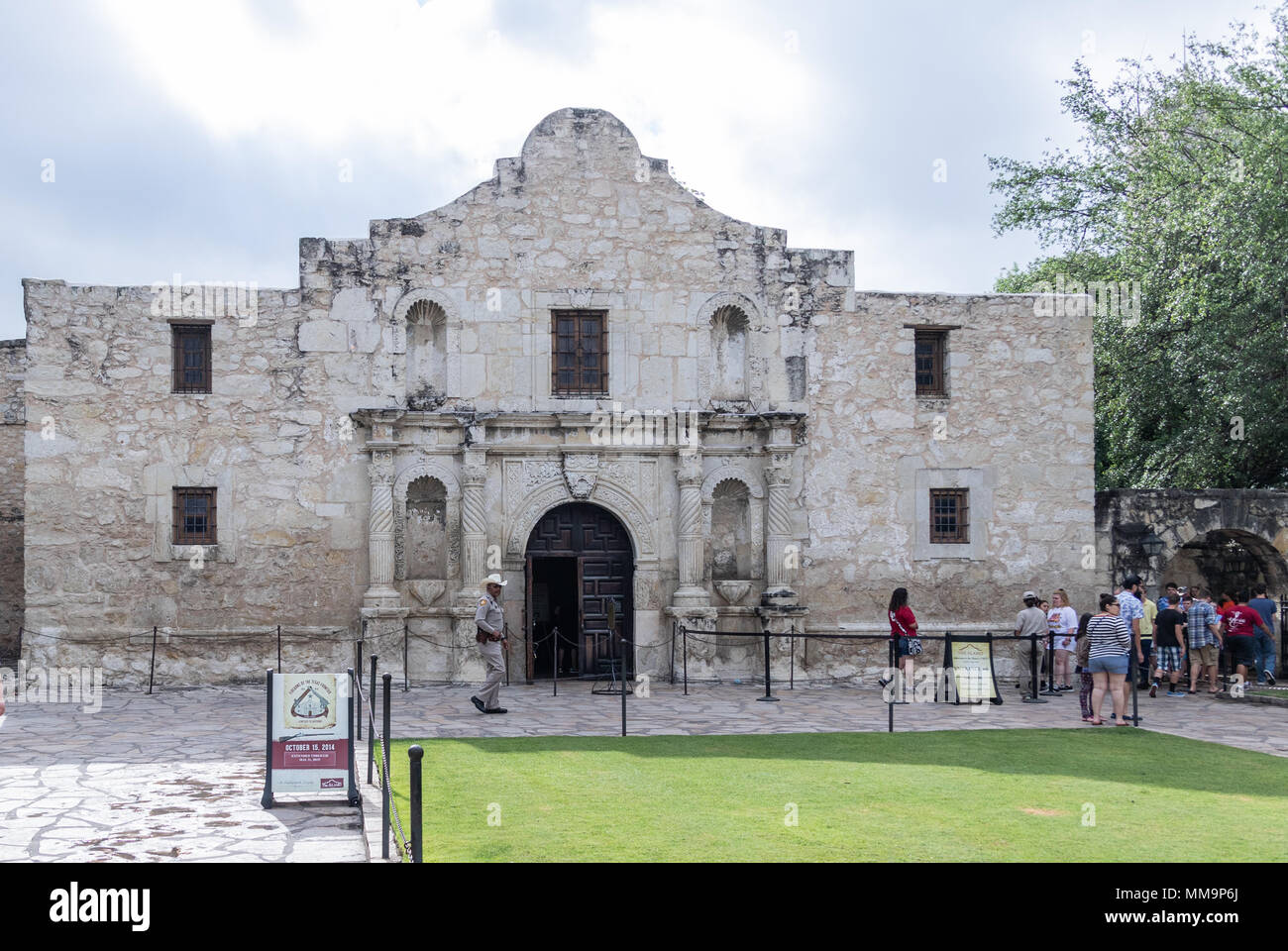 Die Alamo, SAN ANTONIO, Texas/USA - Mai 3, 2015: Die historischen Alamo ist eine touristische Attraktion, die fast zwei Jahrhunderte nach der heftigen Kampf gibt gekämpft. Stockfoto