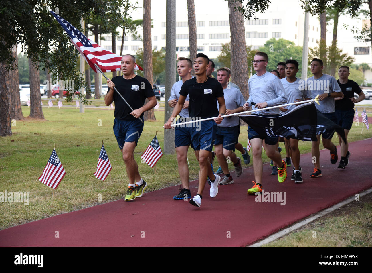 Mitglieder der 81st Communications Squadron laufen die letzten Runden bei keesler's POW/MIA 24 h Memorial Run und mahnwache an der Crotwell Titel Sept. 14, 2017, auf Keesler Air Force Base, Texas. Der Fall wurde zur Sensibilisierung und eine Hommage an alle Kriegsgefangenen und die militärische Mitglieder noch in Aktion fehlt. (U.S. Air Force Foto von Kemberly Groue) Stockfoto