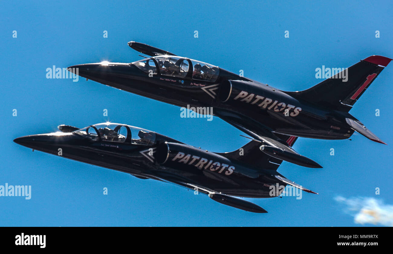 Die patrioten Jet Team führt Kunstflug Manöver während des Marine Corps Air Station Miramar Air Show 2017 auf der MCAS Miramar, Calif., Sept. 22. Das Thema für die Air Show ist "ein Gruß an Vietnam Veteranen" und verfügt über mehrere Aufführungen und zeigt die Anerkennung der Opfer von Vietnam Veteranen. "Die 2017 MCAS Miramar Air Show gibt der Öffentlichkeit und aktuelle Service Mitglieder Gelegenheit, Danke zu sagen zu den Veteranen des Vietnamkriegs", sagte Oberst Jason Woodworth, kommandierender Offizier der MCAS Miramar. "Unser Ziel ist es, die Veteranen, die das Land um Sie kümmert sich zu erinnern und wirklich Werte der Stockfoto