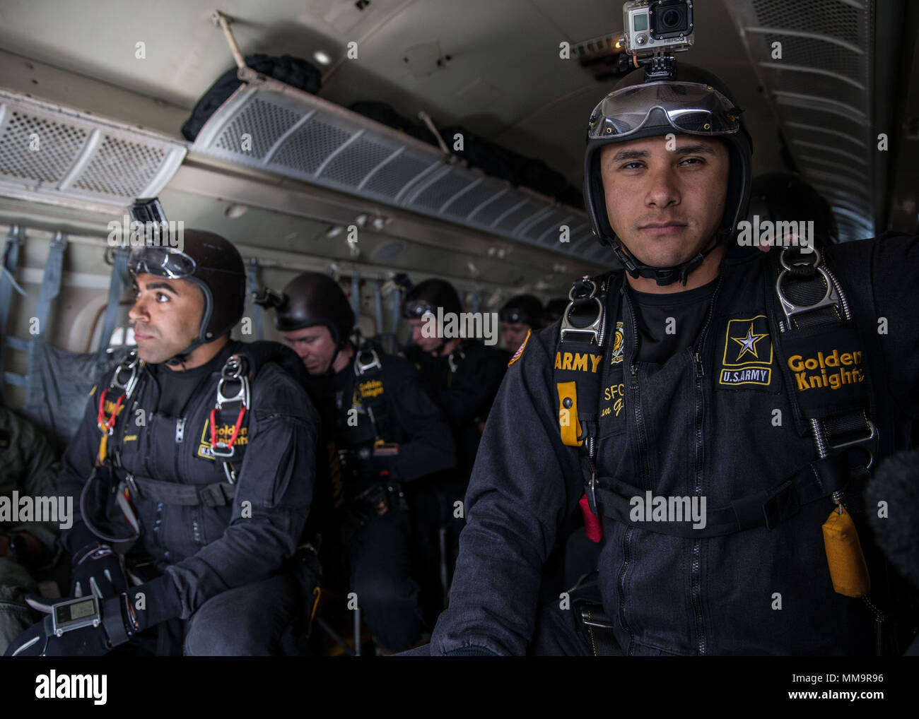 Die Mitglieder der U.S. Army Golden Knights Fallschirm Team warten, um Ihre Demonstration zu beginnen, während eine C-31 ein truppentransporter oben Massen fliegt bei der Marine Corps Air Station Miramar Air Show 2017 auf der MCAS Miramar, Calif., Sept. 22. Das Thema für die Air Show ist "ein Gruß an Vietnam Veteranen" und verfügt über mehrere Aufführungen und zeigt die Anerkennung der Opfer von Vietnam Veteranen. "Die 2017 MCAS Miramar Air Show gibt der Öffentlichkeit und aktuelle Service Mitglieder Gelegenheit, Danke zu sagen zu den Veteranen des Vietnamkriegs", sagte Oberst Jason Woodworth, kommandierender Offizier der MCAS Miramar. "Unser Ziel ist es, t Stockfoto