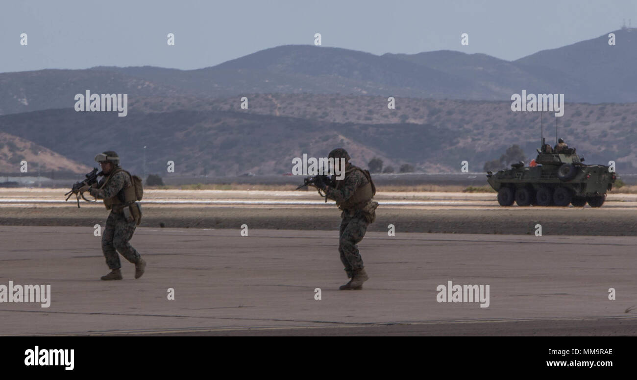 Marines mit 1St Marine Division die Fähigkeiten eines Marine Air Ground Task Force demonstrieren während der Marine Corps Air Station Miramar Air Show 2017 auf der MCAS Miramar, Calif., Sept. 22. Das Thema für die Air Show ist "ein Gruß an Vietnam Veteranen" und verfügt über mehrere Aufführungen und zeigt die Anerkennung der Opfer von Vietnam Veteranen. "Die 2017 MCAS Miramar Air Show gibt der Öffentlichkeit und aktuelle Service Mitglieder Gelegenheit, Danke zu sagen zu den Veteranen des Vietnamkriegs", sagte Oberst Jason Woodworth, kommandierender Offizier der MCAS Miramar. "Unser Ziel ist es, die Veteranen, die Das Co zu erinnern Stockfoto