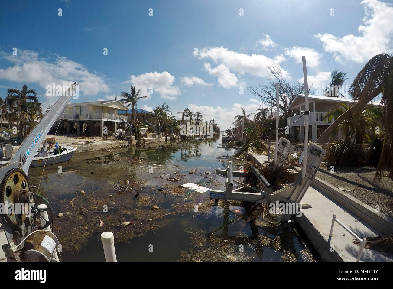 A a Schmutz gefüllte Wasserstraße in Key West, Florida zeigt die zerstörerische Kraft des Hurrikans Irma, Sept. 17, 2017. Hunderte von Schiffen wurden beschädigt oder wurden als Folge des Hurrikans Irmas force versenkt. Teams bestehend aus Bund und Laendern Antwort Mitglieder sind die Bewertung der potenziellen Risiken der Umweltverschmutzung durch die Schiffe. U.S. Coast Guard Foto. Stockfoto