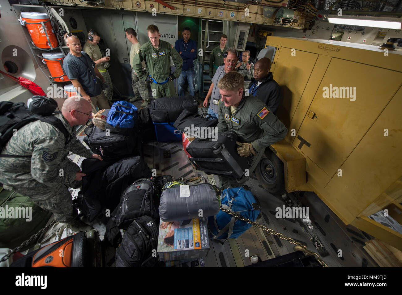 Flieger aus dem 14 Airlift Squadron helfen Last cargo der humanitären Hilfe Personal Sept. 23, 2017, at Dobbins Air Reserve Base, Ga Flieger von JB Charleston vorgesehenen Hilfsmaßnahmen, die vor kurzem durch Hurrikane Irma und Maria. Die Punkte, die Sie Paletten von Mahlzeiten bereit zu Essen, Wasser und ein stand-up Air Traffic mobile control tower die Hilfslieferung Operationen von St. Thomas Cyril E. Flughafen zur Unterstützung geholt. (U.S. Air Force Foto von älteren Flieger Clayton Cupit) Stockfoto