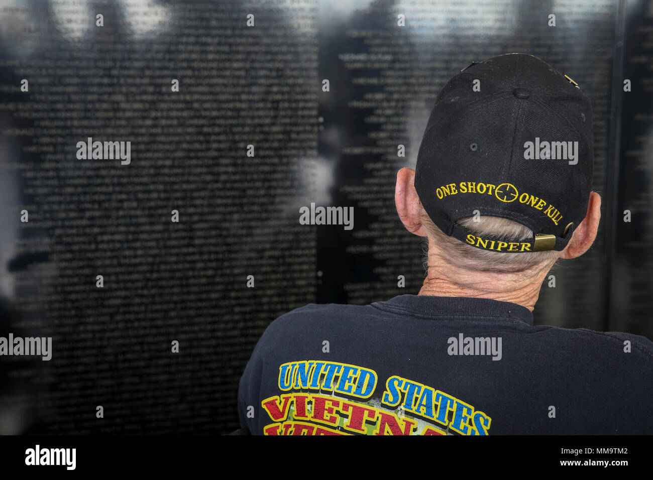 Ein Vietnam Veteran beobachtet die Namen auf den Mobile Vietnam Memorial Wand geätzt, auch die AV-Wand, nach einem pinning Zeremonie während der Marine Corps Air Station Miramar Air Show 2017 auf der MCAS Miramar, Calif., Sept. 23. AV-Wand Freiwillige, Angehörige und Active Duty Service Mitglieder gab Pins den Vietnam Veteranen ihre Service- und Dankbarkeit zu gedenken. "Die 2017 MCAS Miramar Air Show gibt der Öffentlichkeit und aktuelle Service Mitglieder Gelegenheit, Danke zu sagen zu den Veteranen des Vietnamkriegs", sagte Oberst Jason Woodworth, kommandierender Offizier der MCAS Miramar. "Unsere g Stockfoto