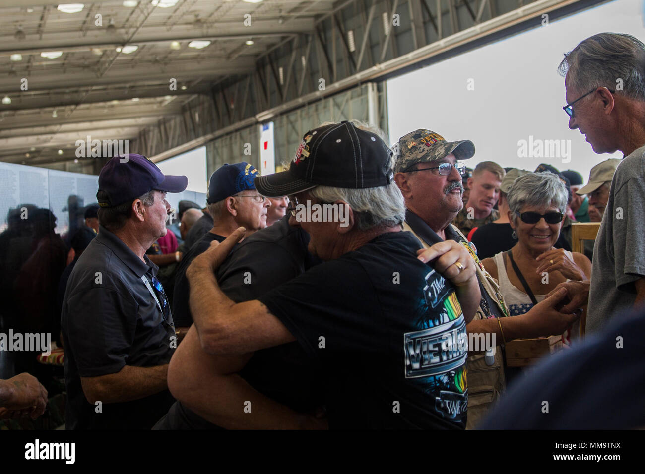 Eine mobile Vietnam Memorial Wall freiwillige umfasst ein Vietnam Veteran während einer pinning Preisverleihung auf der Marine Corps Air Station Miramar Air Show 2017 auf der MCAS Miramar, Calif., Sept. 22. "Die 2017 MCAS Miramar Air Show gibt der Öffentlichkeit und aktuelle Service Mitglieder Gelegenheit, Danke zu sagen zu den Veteranen des Vietnamkriegs", sagte Oberst Jason Woodworth, kommandierender Offizier der MCAS Miramar. "Unser Ziel ist es, die Veteranen, die das Land um Sie kümmert sich wirklich Werte zu erinnern und der Opfer, die sie für das amerikanische Volk gemacht, unabhängig davon, wie sie behandelt wurden, wenn sie anfänglich von Vi zurück Stockfoto