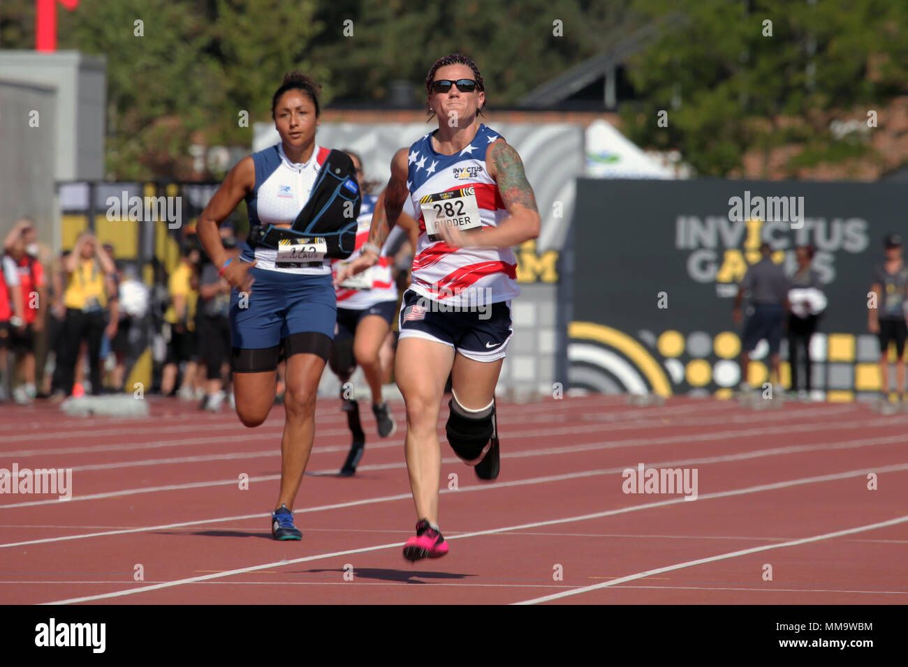 Invictus Games ist ein internationales, anpassungsfähiges Multisport-Event, das 2014 von Prinz Harry, Duke of Sussex, für verwundete, verletzte und kranke Servicemitarbeiter und Veteranen gegründet wurde. Das 100-Meter-Dash-Event fand am 24. September 2017 im York Lions Stadium in Toronto, Kanada, während des Wettbewerbs 2017 statt. Das Archivbild zeigt eine pensionierte United States Marine, die im Sprint-Event antritt. Stockfoto