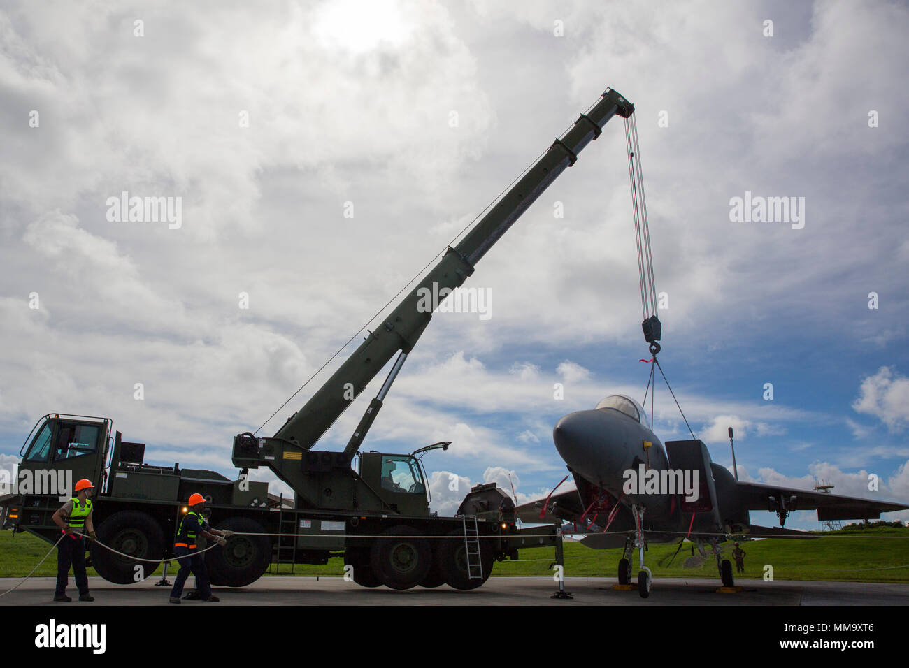 Ein US Air Force Teil mit dem 18 Equipment Maintenance Squadron, und US-Marines mit 3 Transport Support Battalion, 3. Marine Logistik Gruppe, Teilnahme an Crash deaktiviert aircraft Recovery (CDDAR) Training im Kadena Air Base, Okinawa, Japan, Sept. 25, 2017 beschädigt. CDDAR ist eine der verschiedenen Methoden verwendet, um Flugzeuge zu erholen, und wird alle drei Jahre praktizierte Standard Zertifizierung aufrecht zu erhalten. (U.S. Marine Corps Foto von MCIPAC bekämpfen Kamera Lance Cpl. Kensie S. Milner) Stockfoto