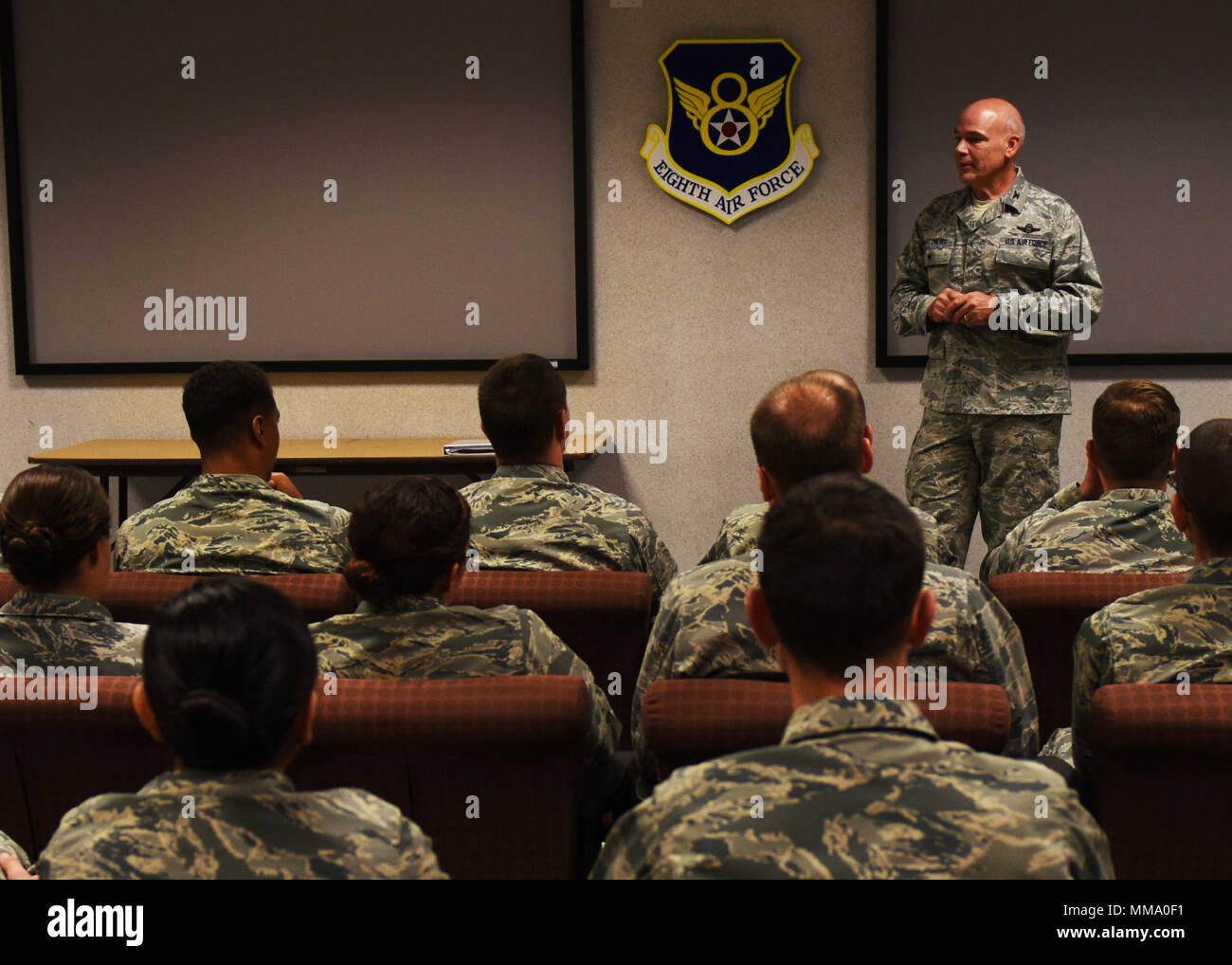 Oberst Patrick Matthews, Eighth Air Force stellvertretender Kommandeur, spricht mit Team Minot Flieger während einer Tour am Minot Air Force Base, N.D., Sept. 25, 2017. Während der Tour, Matthews besuchte die 5 Munition Squadron, Combat Arms Schulung und Wartung, die Beseitigung von Explosivstoffen, militärische Arbeitshunde, 23 Aircraft Maintenance Unit, und die 5 Operations Support Squadron Alert Service. (U.S. Air Force Foto von Airman 1st Class Alyssa M. Akers) Stockfoto