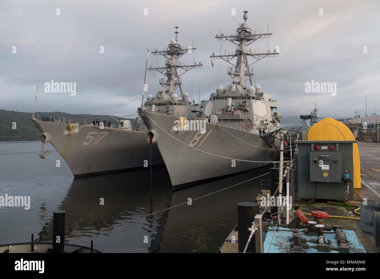 170923-N-IC 246-0051 Faslane, Schottland (Sept. 23, 2017) Der Arleigh-burke-Klasse geführt - Flugzerstörer USS Winston S. Churchill (DDG81) und USS Mitscher (DDG57) pierside in Faslane, Schottland, Sept. 23, 2017. Winston S. Churchill und Mitscher, homeported in der Naval Station Norfolk, führen naval Operations in den USA 6 Flotte Bereich der Maßnahmen zur Unterstützung der US-amerikanischen nationalen Sicherheitsinteressen in Europa. (U.S. Marine Foto von Mass Communication Specialist Seaman Apprentice Raymond Maddocks/Freigegeben) Stockfoto