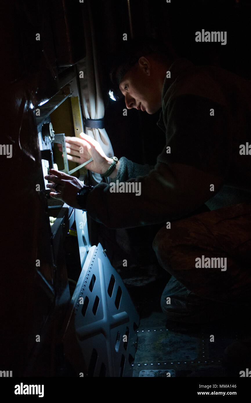 Us Air Force Senior Airman Austin West, 2 Aircraft Maintenance Squadron Anleitung und Kontrolle Spezialist, führt vorbeugende Instandhaltung der Auto-Pilot-System für eine B-52 Stratofortress bei Royal Air Force Fairford, Vereinigtes Königreich, Sept. 22, 2017. Us Strategic Command bomber Kräfte führen regelmäßig kombinierte Theater Sicherheit die Zusammenarbeit mit Verbündeten und Partnern, die die US-Fähigkeit, Kommando-, Kontroll- und Bomber Missionen auf der ganzen Welt durchführen. Bomber Missionen die Glaubwürdigkeit und die Flexibilität der Streitkräfte zur Bewältigung der heutigen komplexen demonstrieren, Dyna Stockfoto