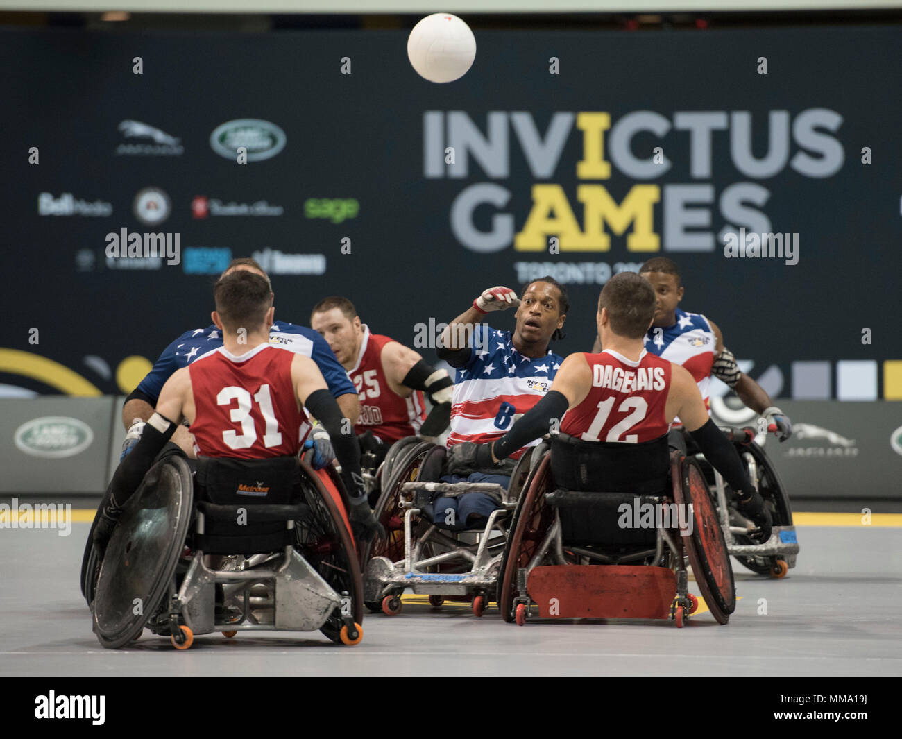 Invictus Games ist ein internationales, anpassungsfähiges Multisport-Event, das 2014 von Prinz Harry für verwundete, verletzte und kranke Servicemitarbeiter und Veteranen gegründet wurde. Das Archivbild dokumentiert ein Rollstuhl-Rugby-Ausstellungsspiel im Mattamy Athletics Centre in Toronto während des Wettbewerbs 2017. Stockfoto