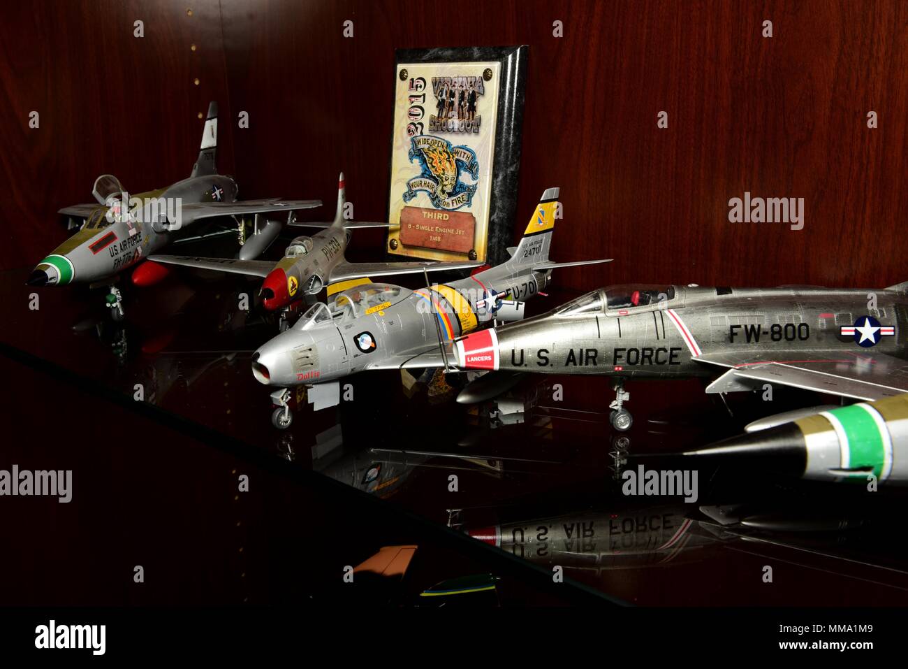 Die Seymour Johnson Air Force Base ist ein Luftwaffenstützpunkt der Vereinigten Staaten in Goldsboro, North Carolina, wo sich der 4th Fighter Wing befindet, der die F-15E Strike Eagle fliegt. Modellflugzeugnachbildungen, die mit dem 4. Kampfflugzeug assoziiert sind, werden am 27. September 2017 im Gebäude der 4. Mission Support Group ausgestellt. Das Archivbild dokumentiert historische Exponate innerhalb einer operativen Luftwaffe. Stockfoto