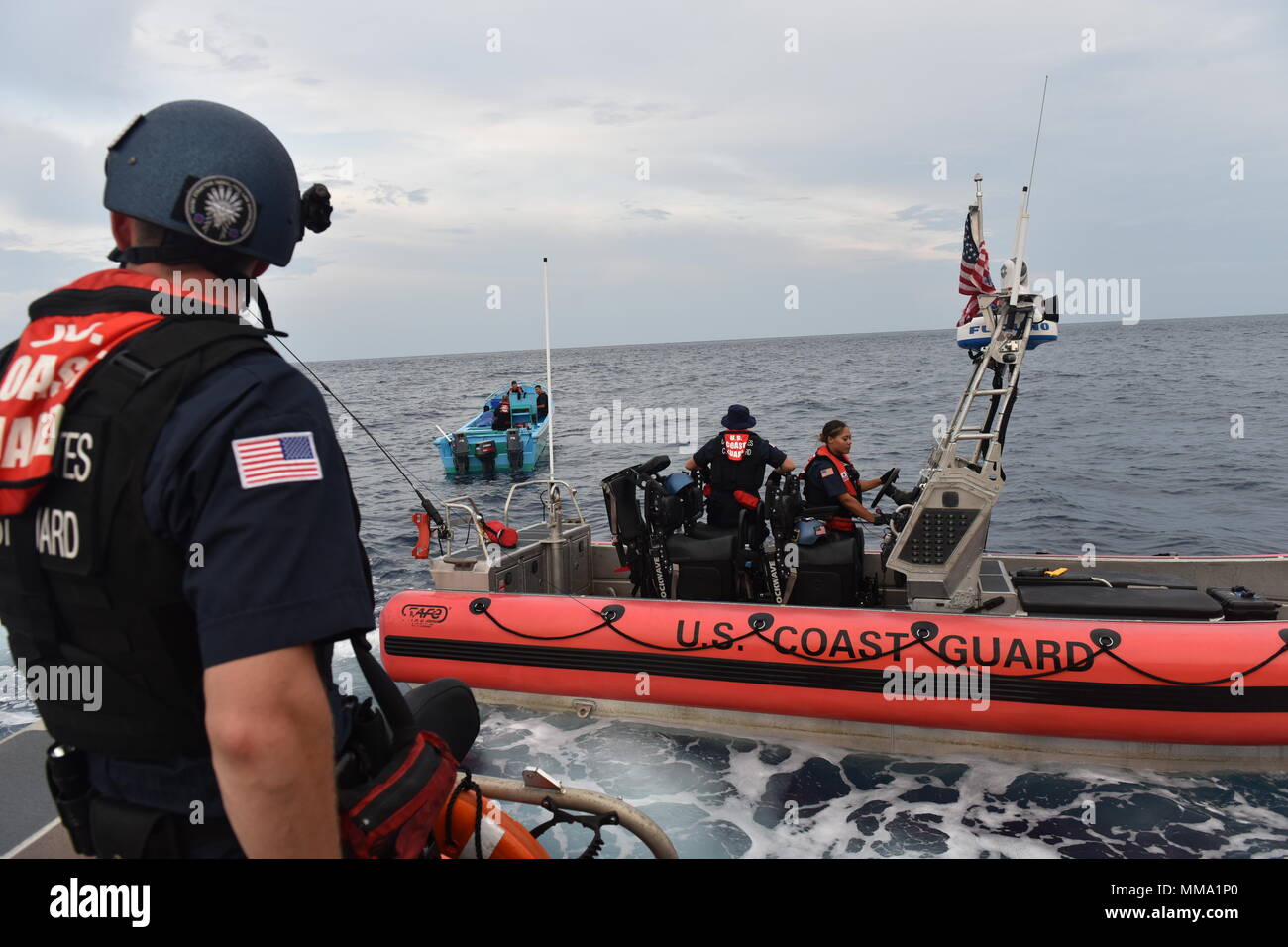 Coast Guard Cutter Stratton Boarding Team Mitglieder festzunehmen vier mutmassliche Schleuser nach ihrem Schiff abfangen mit 17 Ballen von Kokain an Bord in den Pazifischen Ozean Sept. 8, 2017. Stratton Crew war im östlichen Pazifik patrouillieren als Teil eines Ganzen - von - Regierung Kampagne nefarious transnationaler krimineller Netze, die illegale Drogen konsumieren, Gewalt, Terrorismus und andere illegale Aktivitäten in der westlichen Hemisphäre zu finanzieren zu bekämpfen. U.S. Coast Guard Foto von Petty Officer 1st Class Jon-Paul Rios. Stockfoto