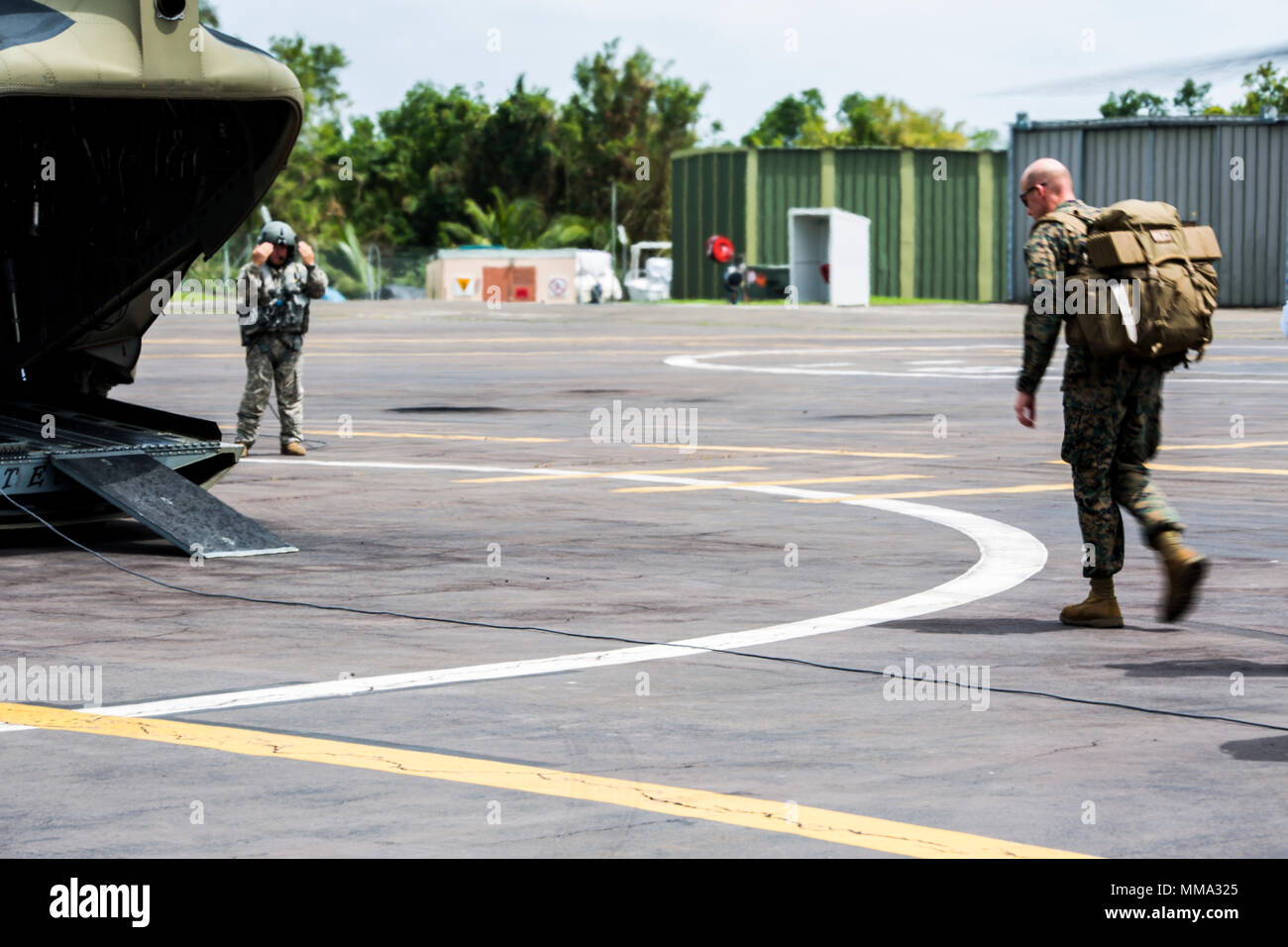 Us Marine Oberst Michael V. Samarov, Kommandeur der Joint Task Force - Leeward Inseln, bereitet ein US Army CH-47 Chinook Hubschrauber Board vor der Abfahrt Aimé Césaire International Airport in Fort-de-France, Martinique, Sept. 27, 2017. Der Service Mitglieder der JTF-LI ist die Unterstützung der freiwilligen Evakuierung von US-Bürgern aus Dominica und die Lieferung von humanitärer Hilfe für die Insel in den Hurrikan Maria. Auf Anfrage der Partnerländer und sowohl das State Department und der US-Agentur für Internationale Entwicklung, JTF-LI hat eingesetzten Flugzeuge und Service für Mitglieder Stockfoto