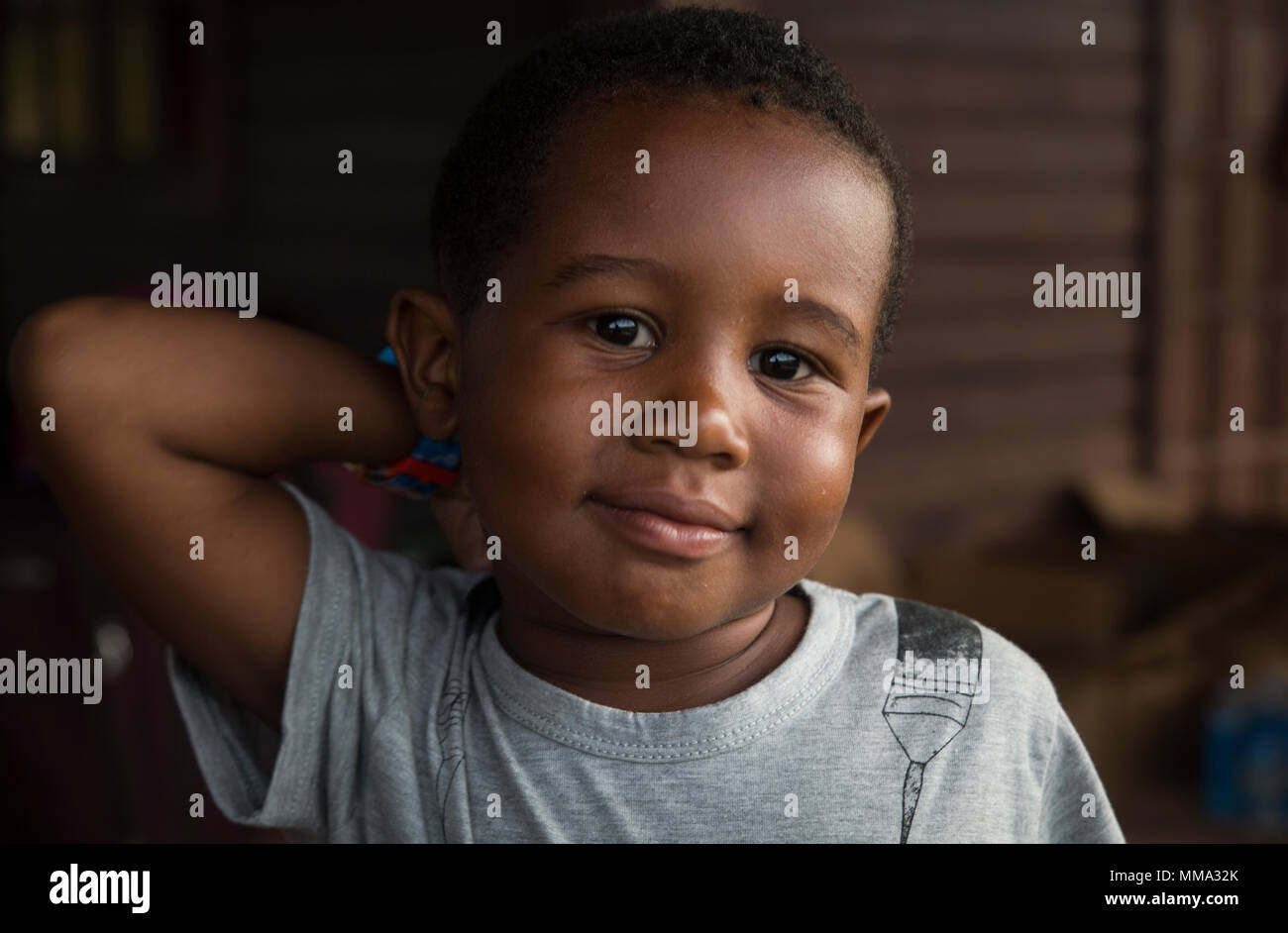 Raeshawn Noel posiert für ein Foto bei der Evakuierung Control Center an Douglas-Charles Flughafen in Dominica, Sept. 26, 2017. Noel, 3, ist eine von der US-amerikanischen Bürger evakuiert durch die Gemeinsame Task Force - Leeward Islands und das State Department in der Nachmahd des Hurrikans Maria. Us-Mitglieder mit JTF-LI bis das Control Center am Flughafen Douglas-Charles eingestellt haben, die in den freiwilligen Evakuierung von US-Bürgern auf Dominica gestrandet nach Hurrikan Maria zu unterstützen. Auf Anfrage der Partnerländer und sowohl das State Department und der US-Agentur für Internationale Entwicklung, JTF-LI hat einen bereitgestellt Stockfoto