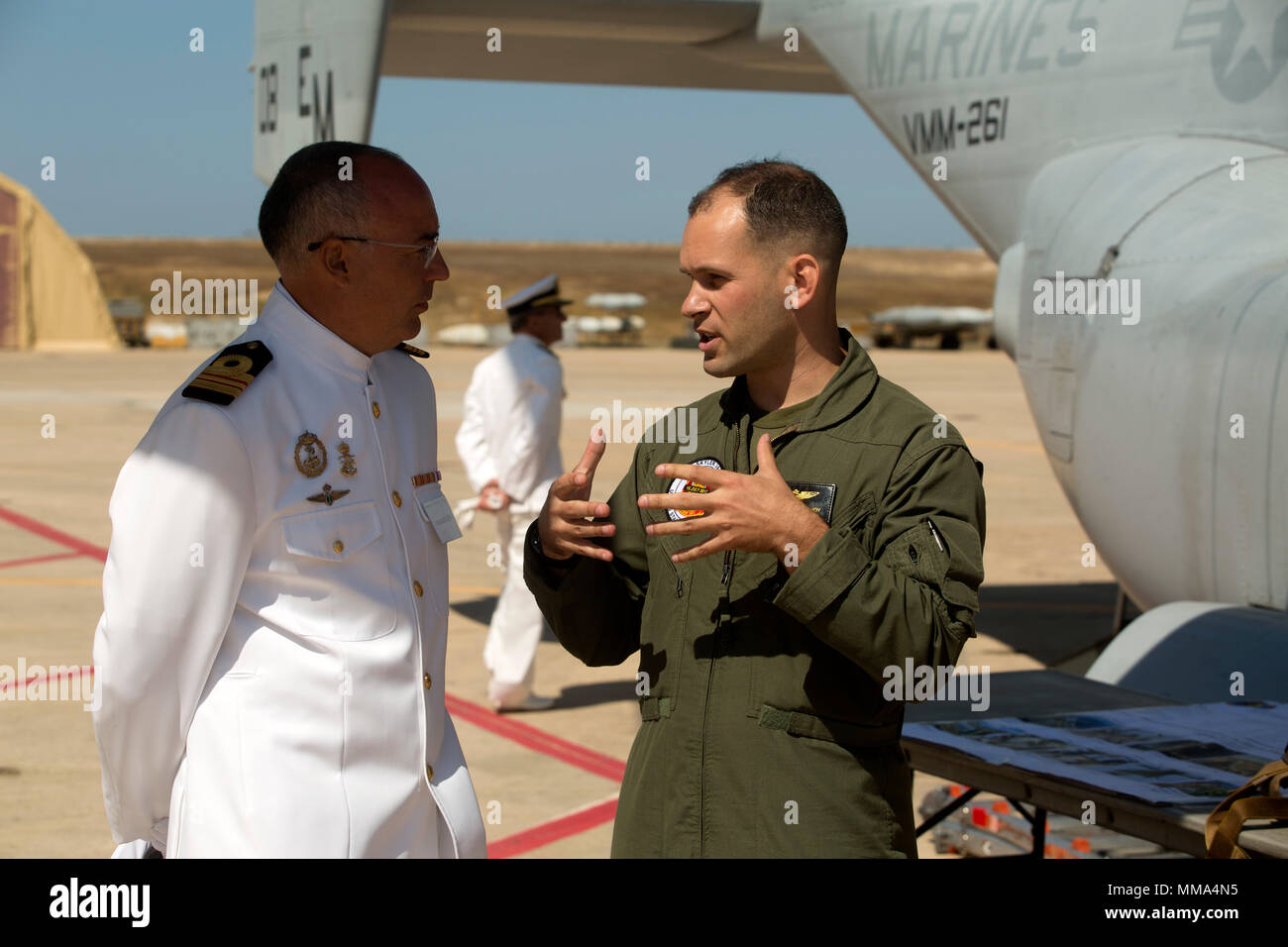 Captain Jonathan D. Hoy, ein MV-22 B Osprey Pilot mit speziellen Zweck Marine Air-Ground Task Force - Krise Response-Africa Aviation combat Element, spricht mit einem Mitglied der spanischen Marine über die Osprey Fähigkeiten während der Airshow des spanischen Militärs am Naval Station Rota, Spanien, Sept. 15, 2017. Die Airshow an das 100-jährige Jubiläum der spanischen Luftfahrt. (U.S. Marine Corps Foto von SSgt. Kenneth K. Traber jr. Stockfoto