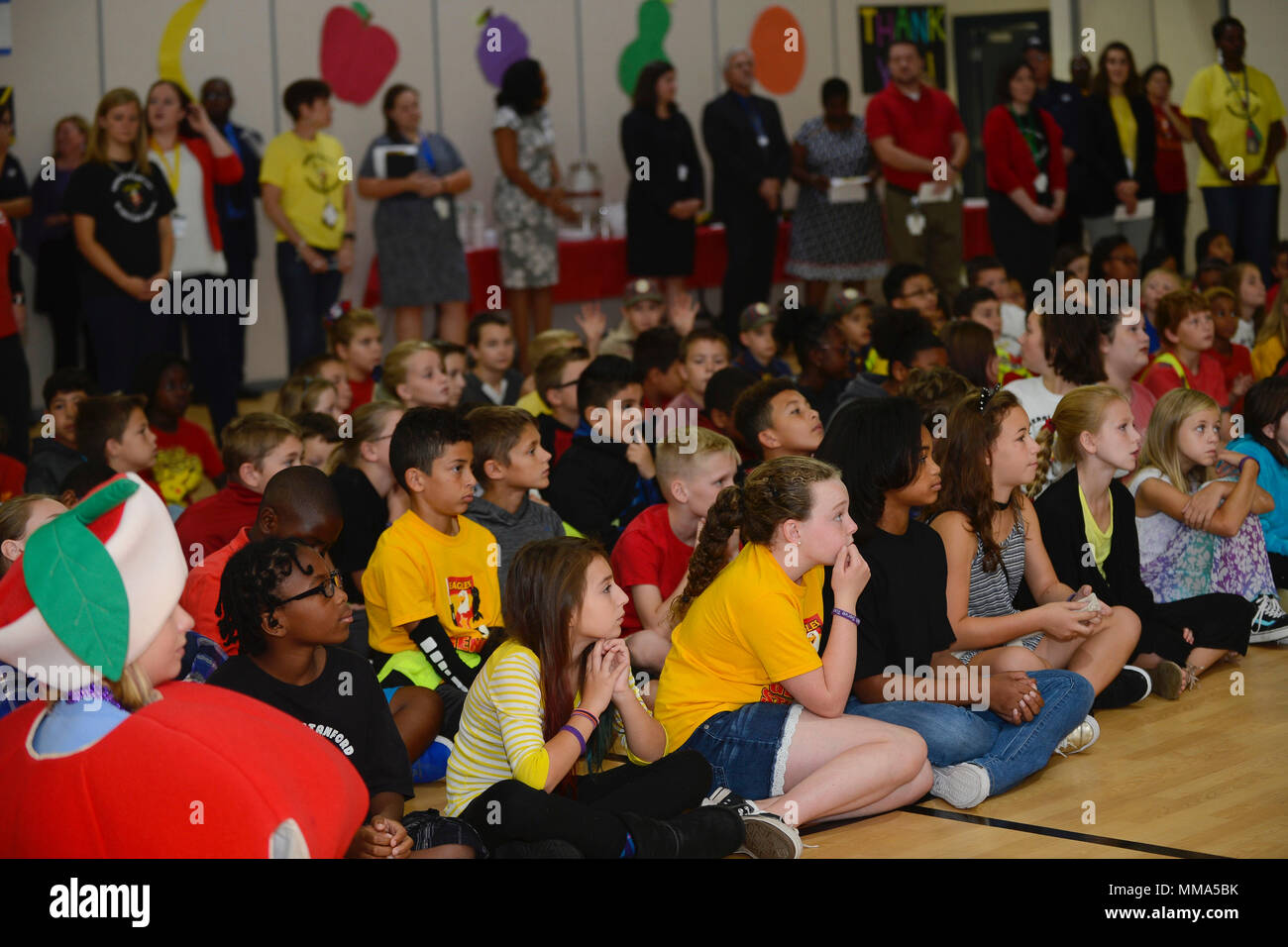 Allgemeine Stanford Grundschüler sammeln für die Enthüllung einer neuen Spielplatz bei einem Besuch von Virginia reg. Terry McAuliffe an Joint Base Langley-Eustis, Va., Sept. 29, 2017. Die Schülerinnen und Schüler gelernt, über die Bedeutung der Unterstützung der Bedürfnisse derer, die weniger Glück und die Kraft der Gemeinschaft. (U.S. Air Force Foto von Airman 1st Class Kaylee Dubois) Stockfoto