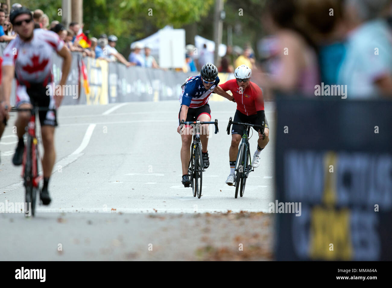 Us Marine veteran Lance Cpl. Timothy Bergenstock, Links, Ende Straße Radfahren Kriterium der Männer neben einem deutschen Wettbewerber während der 2017 Invictus Spiele mit hohen Park in Toronto, Ontario, 27. September 2017. Die Invictus Games, von Prinz Harry im Jahr 2014 gegründet, vereint die Verwundeten und verletzten Veteranen aus 17 Nationen für 12 adaptive Sportveranstaltungen, einschließlich Leichtathletik, Rollstuhl basketball Rollstuhl Rugby, Schwimmen, Volleyball, und Neu in der 2017 Spiele, Golf. (DoD Foto von Sgt Cedric R. Haller II/Freigegeben) Stockfoto