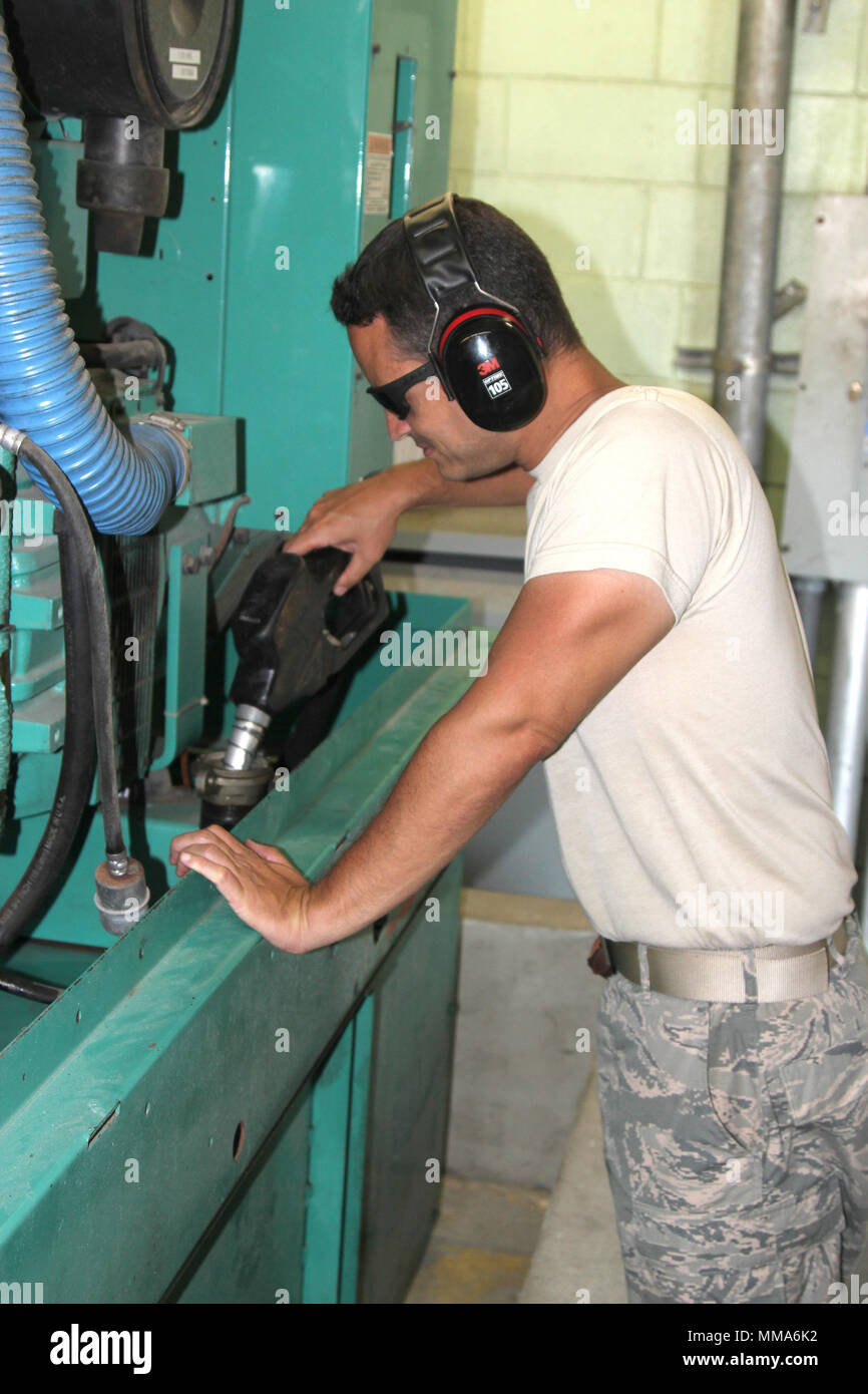 Staff Sgt. Carlos Arroyo, der Produktion, der über die 156 Bauingenieur Squadron, Arbeiten auf die Betankung einen Generator an Muniz Air National Guard Base, Oktober 1, 2017. Der Puerto Rico Air National Guard arbeitet mit vielen Bundes- und lokalen Agenturen in Reaktion auf die Beschädigung von Puerto Rico durch Hurrikan Maria, der die Insel Gebiet an Sept. 20, 2017 Hit verursacht. (U.S. Air National Guard Foto von Tech. Sgt. Dan Heaton) Stockfoto