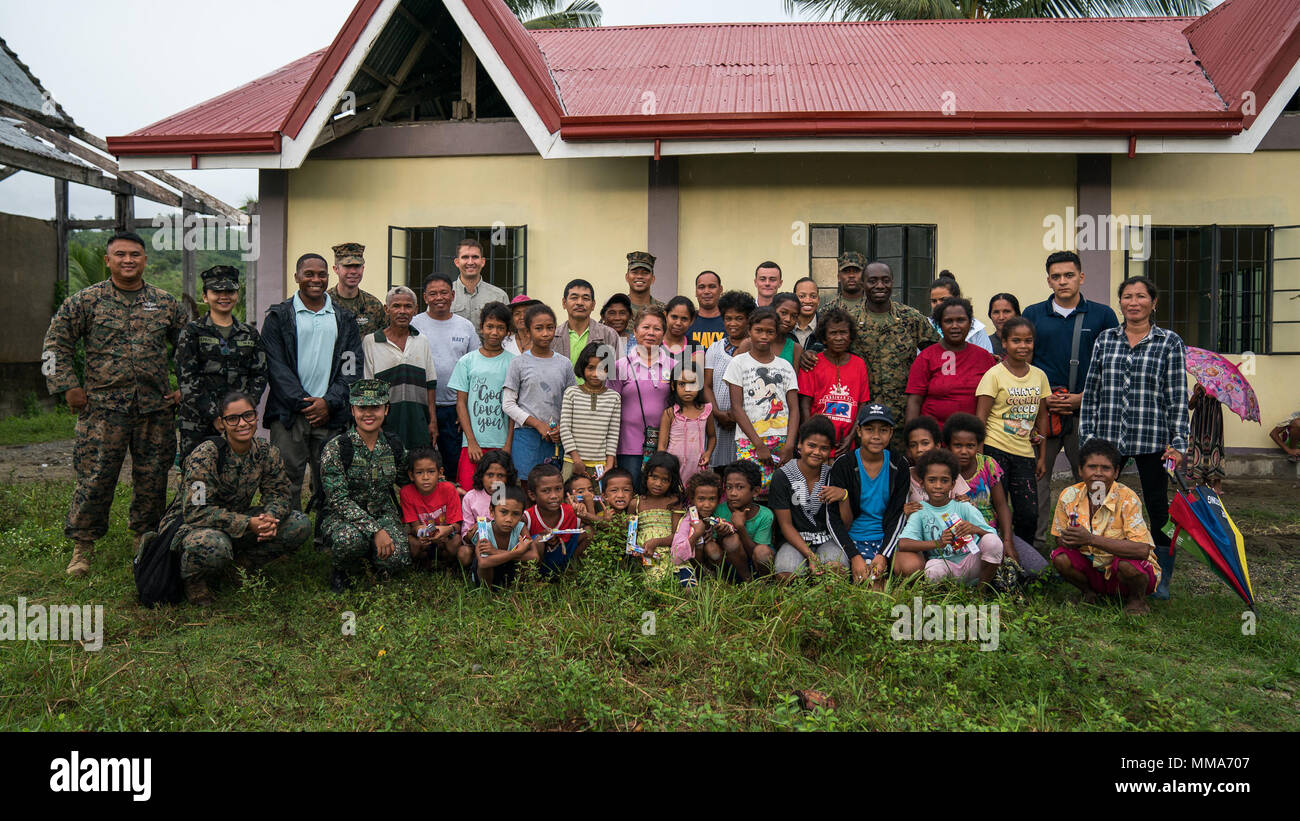 Philippinischen und US-service Mitglieder sammeln mit dem Barangay Calabgan nach einer Kooperative Gesundheit Engagement zur Unterstützung der KAMANDAG in Caisguran, Aurora, Philippinen, Sept. 29, 2017. KAMANDAG ist ein Akronym für die Philippinischen Phrase "Kaagapay Ng Mga Mandirigma Ng Dagat", was übersetzt "Zusammenarbeit von Kriegern des Meeres", der Partnerschaft zwischen der Philippinischen und United States Militärs hervor. (U.S. Marine Corps Foto von Sgt. Matthew J. Bragg) Stockfoto