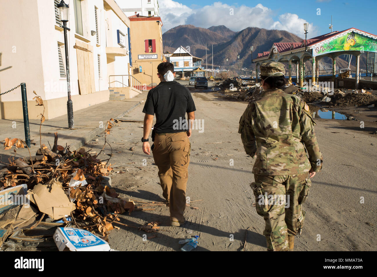 Us Marine Sgt. Jeffrey Borrego, Links, eine zivile Angelegenheiten Spezialist mit Joint Task Force - Leeward Islands, U.S. Army Maj. Rosmarin M. Reed, ein Zivil-militärische Angelegenheiten Offizier mit JTF-LI, Leiter zu einem Treffen mit der US-Agentur für Internationale Entwicklung der Flugbetrieb zu besprechen, Roseau, Dominica, Oktober 1, 2017. Auf Wunsch von USAID, JTF-LI hat eingesetzten Flugzeuge und Service Mitglieder in der Bereitstellung von Hilfsgütern zu Dominica in der Nachmahd des Hurrikans Maria zu unterstützen. Die Task Force ist in den USA eine militärische Einheit, die aus Marinen, Soldaten, Matrosen und Fliegern und stellt US-Südlichen Stockfoto