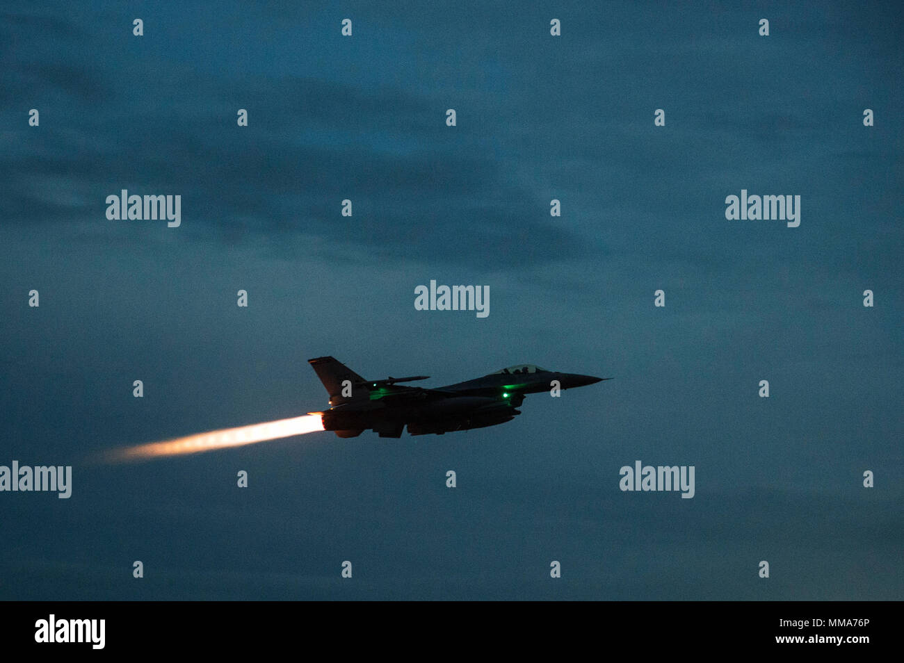 Eine F-16 Fighting Falcon in die 480th Fighter Squadron zugewiesen ist, für eine Nacht Training Mission in Spangdahlem Air Base, Germany, Sept. 28, 2017. Die US-Luftstreitkräfte in Europa nur F-16 Block 50 Geschwader, das Warhawks der Obersten Hauptquartier der Alliierten Mächte Europa und USAFE Kommandeure mit dedizierten Unterdrückung der gegnerischen Luftverteidigung, Verbot, Zähler, und in der Nähe der Luft. (U.S. Air Force Foto: Staff Sgt. Jonathan Snyder) Stockfoto