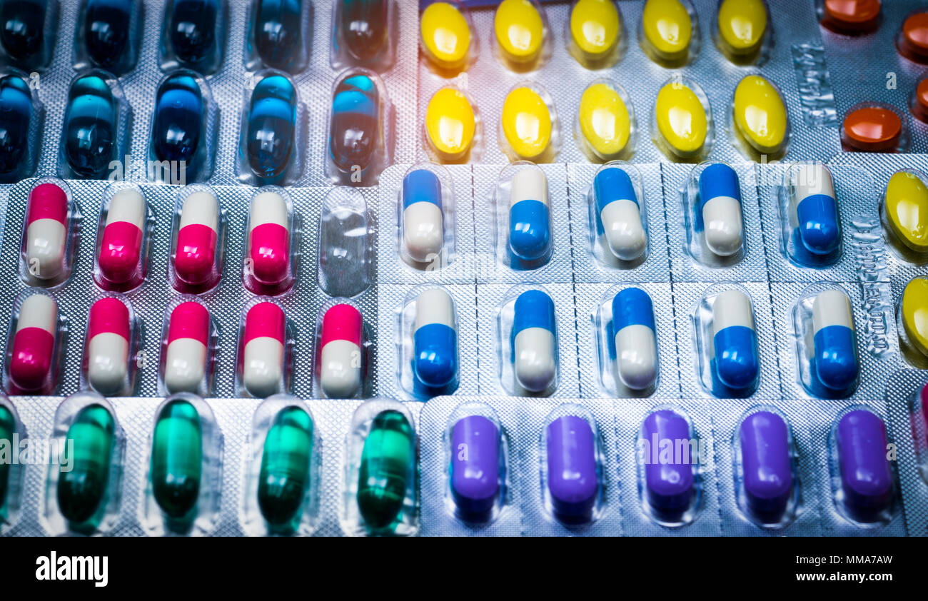 Bunte Tabletten und Kapseln Pille in Blisterverpackung mit schönen Muster angeordnet. Pharmazeutische Industrie Konzept. Apotheke Apotheke. Defec Stockfoto
