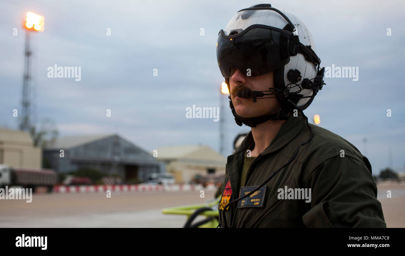 Ein U.S. Marine Corps Crew Chief zugeordnet Special Purpose Marine Air-Ground Task Force-Crisis Response-Africa bereitet in einem MV-22 Osprey C-Flugzeuge in Morón, Spanien, Sept. 28, 2017 zu fliegen. SPMAGTF-CR-AF bereitgestellt begrenzte Reaktion auf Krisen und Theater Security Operations in Europa und Nordafrika zu führen. (U.S. Marine Corps Foto von Cpl. Jodson B. Gräber) Stockfoto