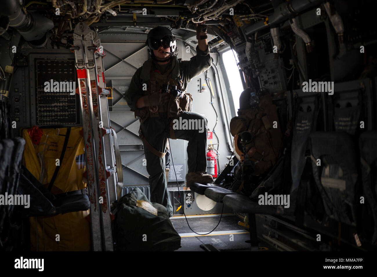 Ein U.S. Marine Corps Crew Chief zu speziellen Zweck Marine Air-Ground Task Force-Crisis Response-Africa Fahrten an Bord eines MV-22 Osprey C Flugzeuge in der Nähe von Asturien, Spanien, Sept. 28, 2017 zugeordnet. SPMAGTF-CR-AF bereitgestellt begrenzte Reaktion auf Krisen und Theater Security Operations in Europa und Nordafrika zu führen. (U.S. Marine Corps Foto von Sgt. Norasingh Takoune H.) Stockfoto