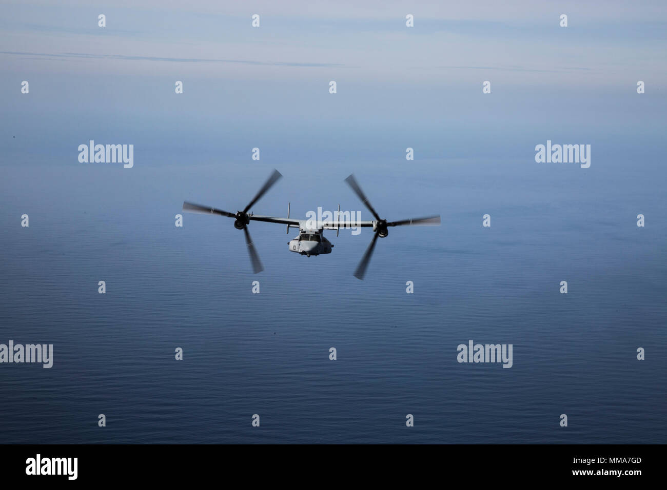 Eine MV-22 Osprey aircraft C zugeordnet, Special Purpose Marine Air-Ground Task Force-Crisis Response-Africa fliegt in der Nähe von Asturien, Spanien, Sept. 28, 2017. SPMAGTF-CR-AF bereitgestellten begrenzten Krise zu leiten - Reaktion und Theater - Security Operations in Europa und Nordafrika. (U.S. Marine Corps Foto von Sgt. Norasingh Takoune H.) Stockfoto