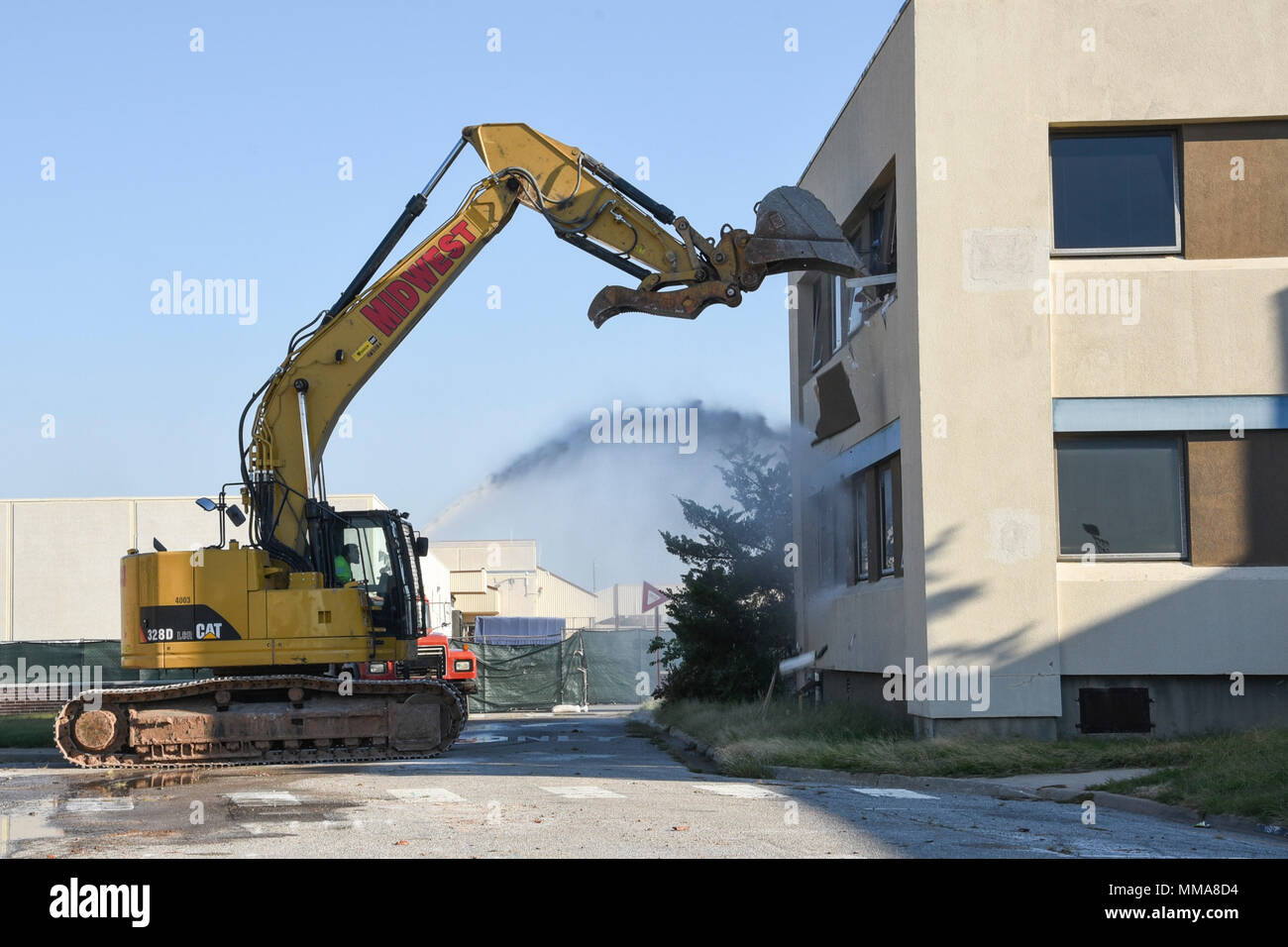 Eine Fachfirma beginnt Abriss von Gebäude 460, die ehemalige Konzernzentrale für Tinker Air Force Base Okt. 2, 2017, Tinker Air Force Base, Oklahoma. Das Gebäude wurde 1942 erbaut und ist der Hauptsitz für die Basis gewesen, bis vor kurzem. (U.S. Air Force Foto/Greg L. Davis) Stockfoto