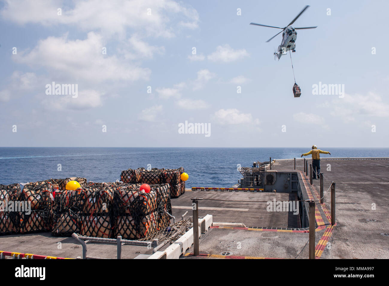 170930-N-AC 254-450 5. US-Flotte BEREICH VON OPERATIONEN (Sept. 30, 2017) Segler in die Luft Abteilung zugewiesen an Bord der Amphibisches Schiff USS America (LHA 6) Nutzung der Steuerbord Aufzug zu niedrigeren Fracht aus dem Flight Deck in den Hangar Bucht während einer Auffüllung-auf-See (RAS) mit der Henry J. Kaiser-Klasse unterwegs Auffüllung öler USNS Patuxent (T-AO 201). Amerika ist das Flaggschiff der Amerika amphibische Gruppe und bereit, mit der begonnen 15 Marine Expeditionary Unit, ist in die USA 5 Flotte Bereich für Maßnahmen zur Erhöhung der Sicherheit im Seeverkehr im Einsatz sind, Verbündete zu beruhigen Stockfoto