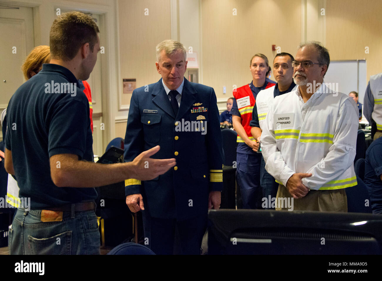 Hintere Adm. Peter Brown, der Kommandant für die 7 Coast Guard Bezirk, erhält eine kurze über die Antwort auf die ökologische Bedrohung durch Schiffe wegen Hurricane Irma, Okt. 2, 2017 vertriebenen gestellt. Der Verantwortungsbereich für die 7 Coast Guard Bezirk schließt Küsten südlich des North Carolina/South Carolina Grenze und im Osten des Florida Panhandle der Karibik gehören. U.S. Coast Guard Foto von Petty Officer 1st Class Stephen Lehmann. Stockfoto