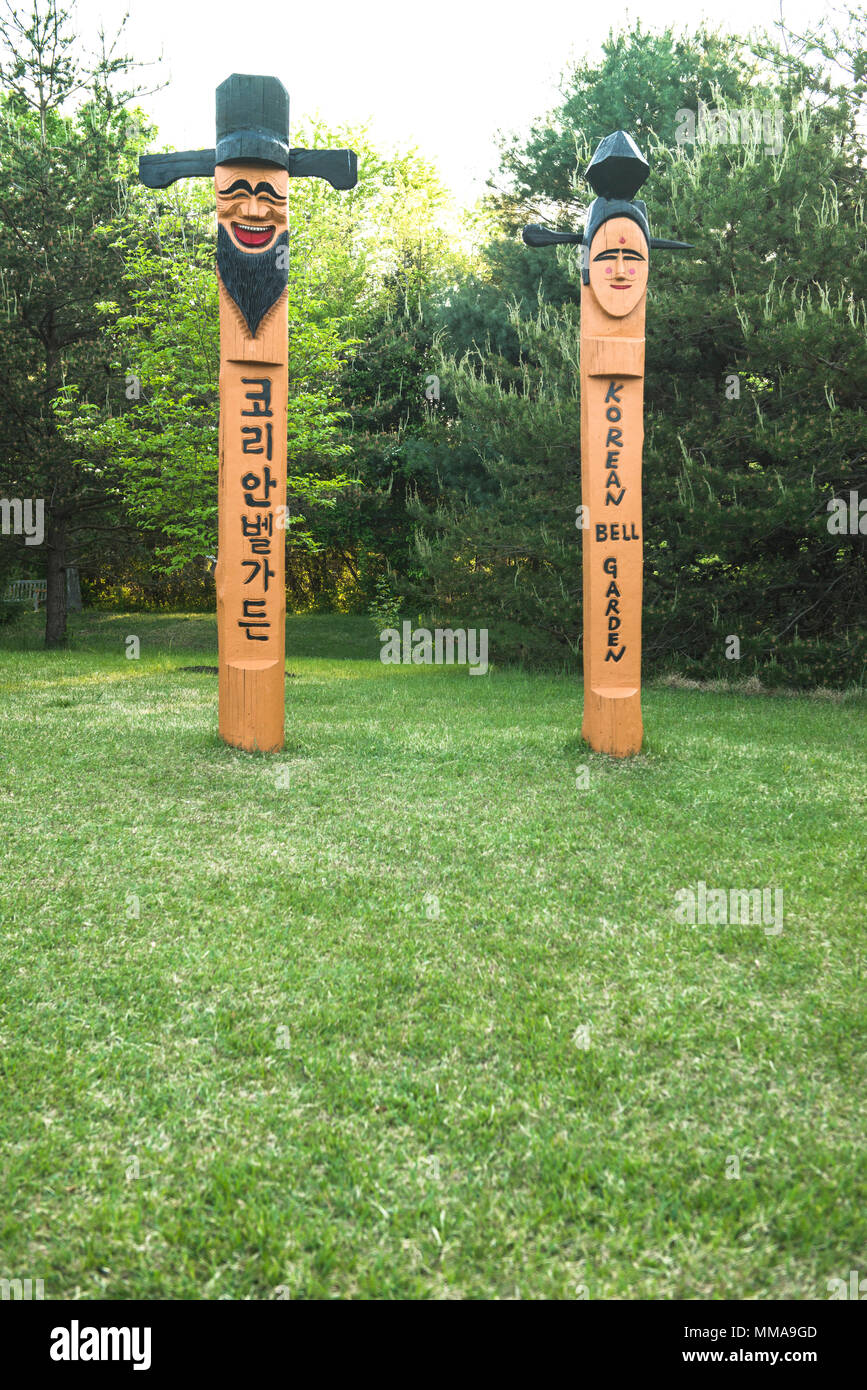 Koreanische Totem Pole in der Koreanischen Friedensglocke Garten in Meadowlark Gärten, Vienna, Virginia. Ein Geschenk von Südkorea, die Freundschaft und der Freundschaft. Stockfoto