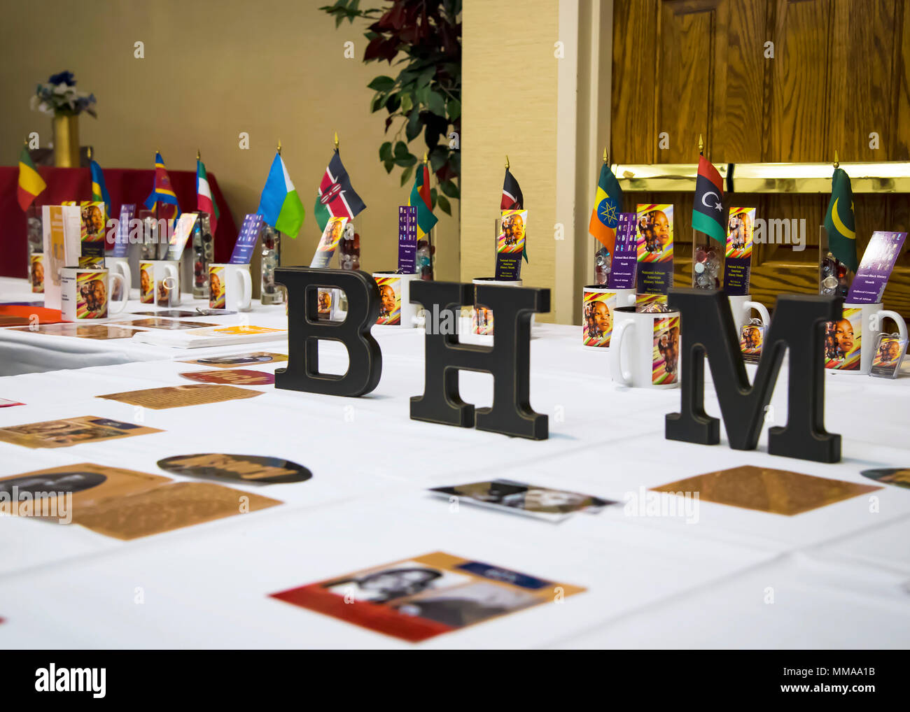 Eine schwarze Geschichte Monat Anzeige auf einer Tabelle während Diversity Day, Sept. 29, 2017, bei Moody Air Force Base ruht, Ga Moody statt Vielfalt Tag zu Ehren und Fliegern auf allen ethnischen Gruppen und Organisationen durch das Verteidigungsministerium beobachtet zu erziehen. (U.S. Air Force Foto von Airman Eugene Oliver) Stockfoto