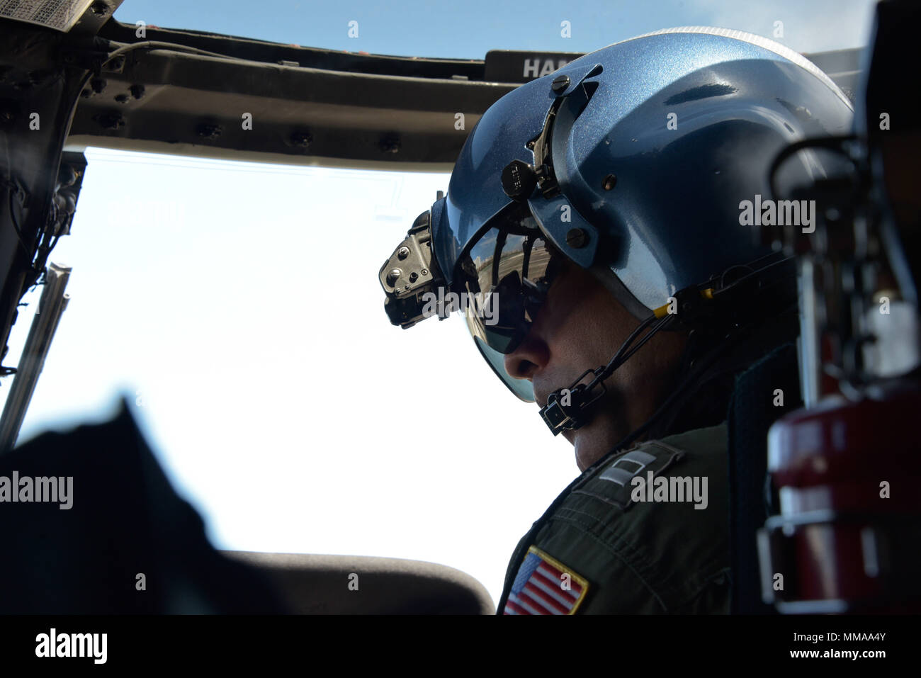 SAN JUAN, Puerto Rico - Leutnant Luis Llanes, einem MH-60 Jayhawk Helikopter Pilot von Coast Guard Air Station Clearwater, Florida, betreibt Preflight Checks vor der amtierende Sekretär der Homeland Security Elaine Herzog und Gouverneur von Puerto Rico Ricardo Rosselló, für einen Rundflug von Puerto Rico aus erster Hand die Schäden, die der Hurrikan Maria verursacht, Sept. 29, 2017 zu bewerten. Verantwortliche Sekretärin Herzog traf auch mit Ersthelfern, Freiwilligen und bundesarbeitskammer Wiederaufnahme Bemühungen zu koordinieren, und dankte ihnen für ihre fortlaufende 24-Stunden lebensrettende Operationen. Offizielle DHS Foto von Jetta Disco. Stockfoto