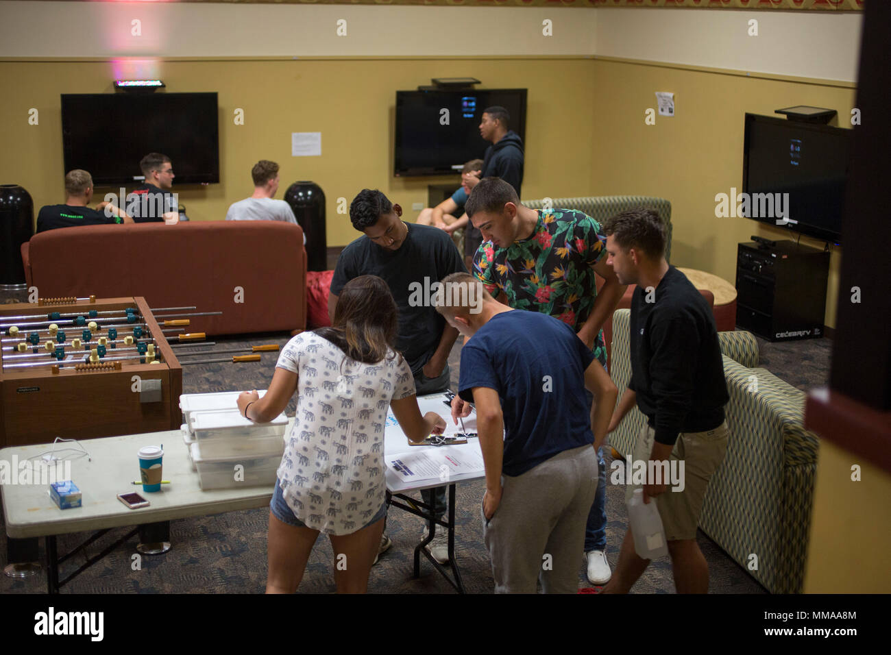 Us-Marines und Matrosen melden Sie sich für eine "Madden NFL 18 Turnier bewirtet durch die Einheitliche Marine und Sailor Programm (SM&SP) an der Kahuna Recreation Center, Marine Corps Base Hawaii, Sept. 30, 2017. Das Turnier wurde zum Angebot sowohl auf Xbox und Playstation 4-Konsolen, mit dem Sieger, 100 $ Gutschein für die jeweilige Konsole. Die SM&SP ist ein sehr erregt Programm entwickelt, um Adresse und die Lebensqualität für die einzelnen US-Marines und Seeleute zu verbessern. (U.S. Marine Corps Foto von Lance Cpl. Lukas Kuennen) Stockfoto