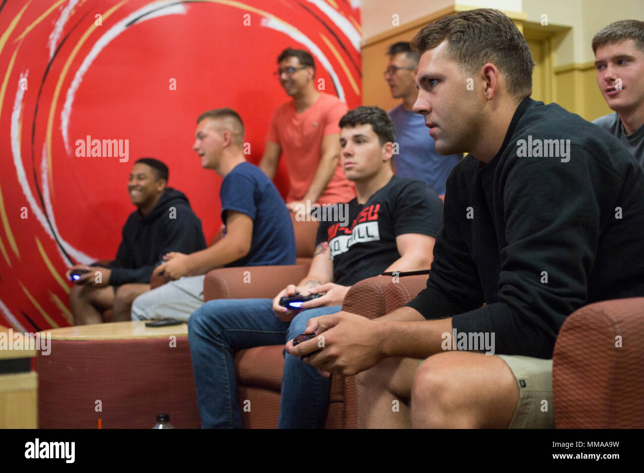 Us-Marines und Matrosen an einem Madden NFL 18 Turnier, das durch die einzelnen Marine und Sailor Programm (SM&SP) an der Kahuna Recreation Center, Marine Corps Base Hawaii, Sept. 30, 2017 gehostet wird. Das Turnier wurde zum Angebot sowohl auf Xbox und Playstation 4-Konsolen, mit dem Sieger, 100 $ Gutschein für die jeweilige Konsole. Die SM&SP ist ein sehr erregt Programm entwickelt, um Adresse und die Lebensqualität für die einzelnen US-Marines und Seeleute zu verbessern. (U.S. Marine Corps Foto von Lance Cpl. Lukas Kuennen) Stockfoto