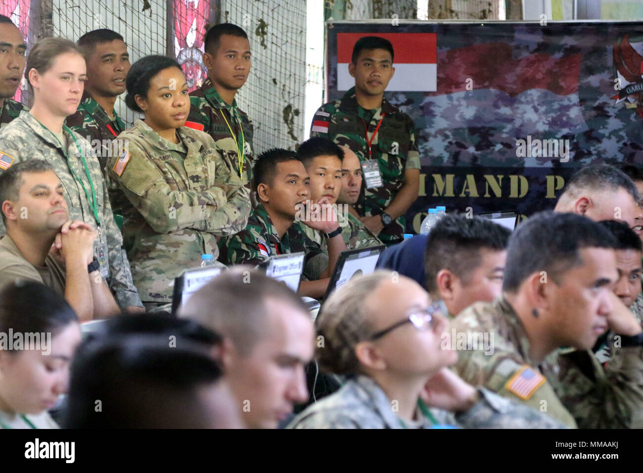 CIBENDA, Indonesien - Soldaten mit der Tentara Nasional Indonesia Armee (TNI-AD) und Hawaii Armee Natinional Guard Soldaten in Klassen als Teil der Garuda Shield 2017 beteiligen, 19. September 2017 (U.S. Army National Guard Foto von SPC. Matthias A. Foster) Stockfoto