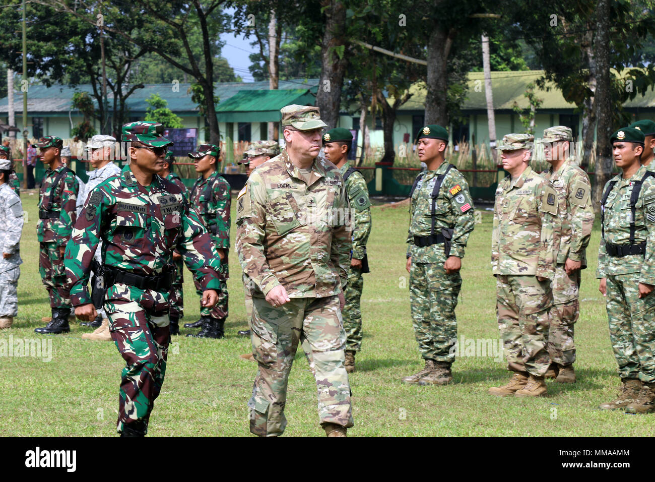 Generalmajor Arthur J. Logan, Utah Adjutant General und Brig. Gen. Joko Putranto, Stabschef, 1 Kostrad Infanterie Division, Tentara Nasional Indonesia Armee, prüfen Sie die Ausbildung der Truppen während der Abschlussveranstaltung Garuda Shield 2017 Cibenda, Indonesien, 29. September 2017. (U.S. Army National Guard Foto von SPC. Matthias A. Foster) Stockfoto