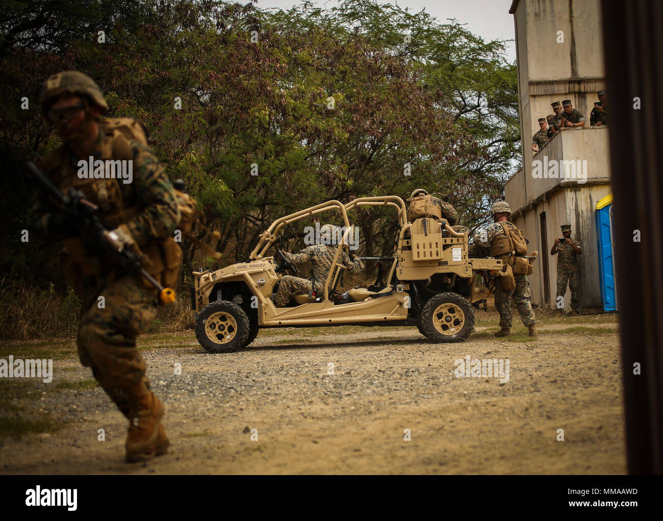 Us-Marines mit 2Nd Battalion, 3 Marines, einem simulierten Unfall evakuieren mit einem Dienstprogramm Aufgabe Fahrzeug (Utv) während urban Operations Training bei Marine Training Bereich Faltenbälge, Hawaii, Sept. 29, 2017. Urban Operations ist eine Gelegenheit, das US Marine Corps Fähigkeit zur Komponente Kommandanten und dem Generalstabschef der Streitkräfte der Philippinen zu demonstrieren. (U.S. Marine Corps Foto von Sgt. Wesley Timm) Stockfoto