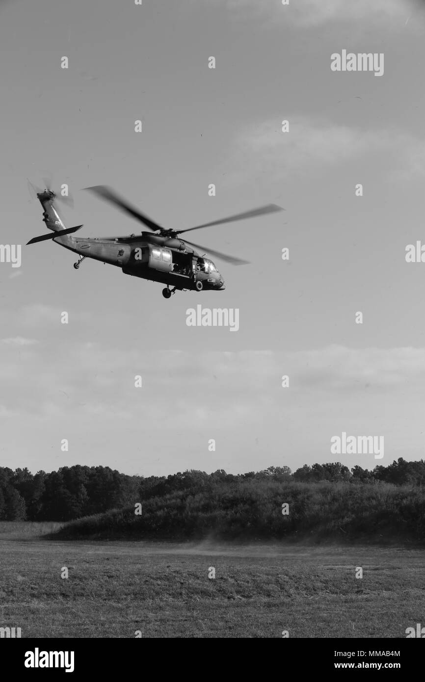 Ein U.S. Army UH-60 Blackhawk Hubschrauber extrahiert ein Soldat im Konkurrenzkampf um die besten Krieger Wettbewerb am Fort A.P. Hill, Va., Aug 3, 2017. Der Wettbewerb ist ein anstrengendes, einwöchigen Veranstaltung, dass die Tests, die Fertigkeiten, das Wissen und die Professionalität von 22 Soldaten aus 11 Befehle. (U.S. Armee Foto von Sgt. Henrique Luiz de Holleben) Stockfoto