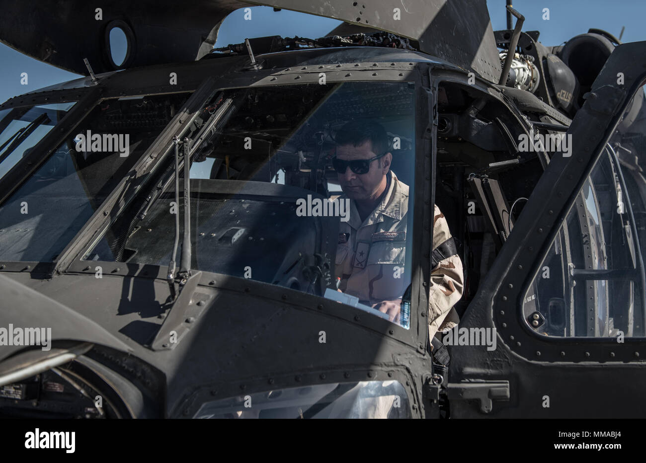 Ein afghanischer Mi-17 Pilot nimmt einen ersten Blick auf das Cockpit eines afghanischen 