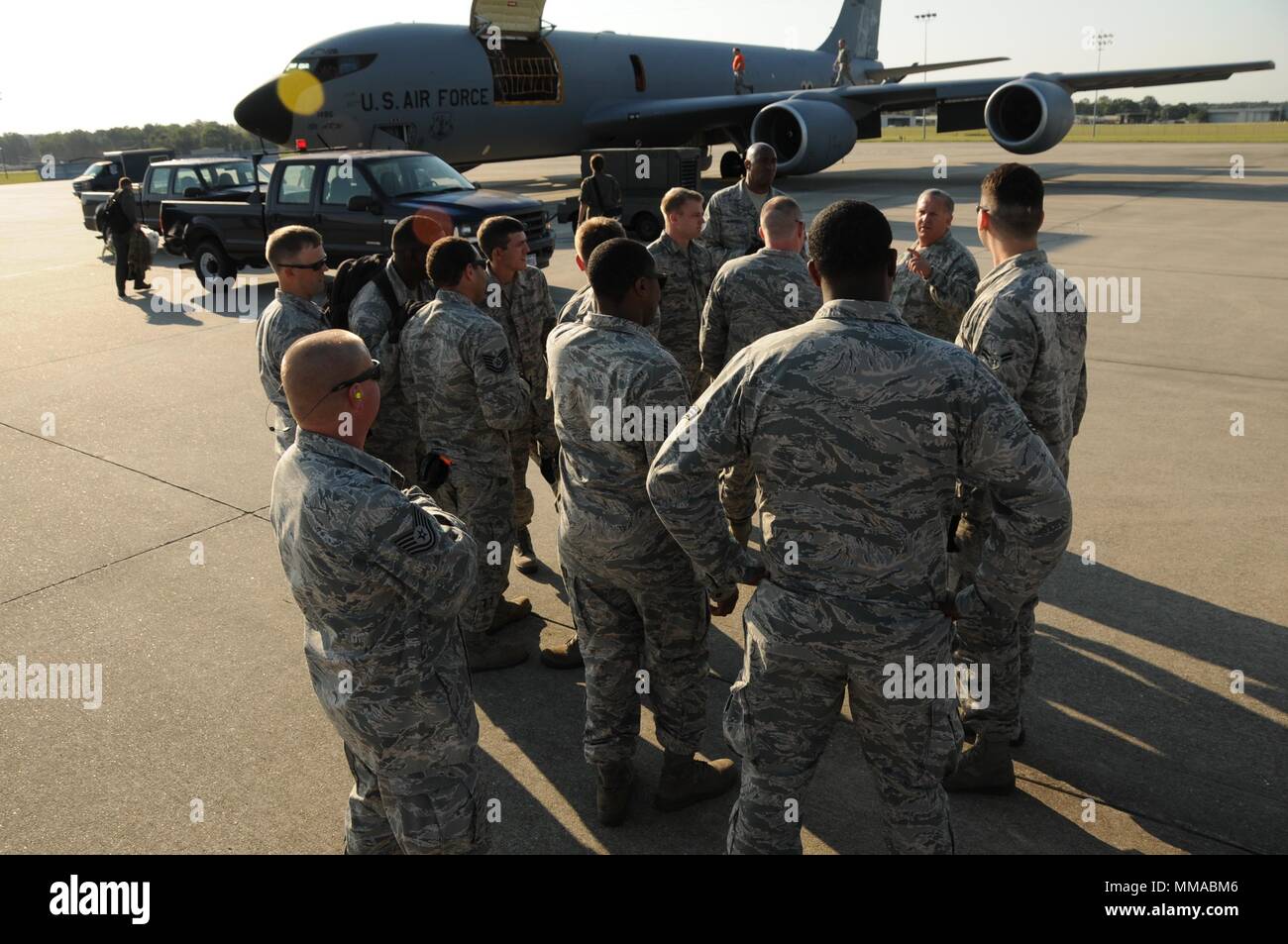 Us Air Force Chief Master Sgt. Gilbert Eaves, Air Transport chief Manager mit der 186Th Logistik Bereitschaft Squadron eingezogen wurde, beauftragt die Flieger, die sich darauf vorbereiten, nach Puerto Rico zu implementieren, zum Laden von Verfahren für die KC-135 Stratotanker R auf das Schlüsselfeld Air National Guard Base Flight Line, Meridian, Fräulein, Sept. 29, 2017. Etwa 100 der Nationalgarde von der 186th Air Refuelling Flügel haben in den letzten Monat zur Unterstützung von Hilfsmaßnahmen für Hurrikane Harvey, Irma und Maria eingesetzt. (U.S. Air National Guard Foto vom Kapitän Sabrina Dalton) Stockfoto