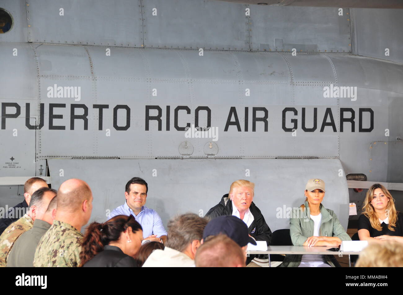 Reg. Ricardo Rossello, Pres. Donald Trump, erste Dame Melania Trump und des Gouverneurs Frau Beatriz Areizag Rosello treffen bei Luis Muniz Air National Guard Base, der Heimat der Puerto Rico Nationalgarde, um zu hören, lokalen und föderalen Führer der Hurrikan Schäden und Wiederherstellungsmaßnahmen diskutieren. (U.S. Air National Guard Foto vom Kapitän Matt Murphy) Stockfoto